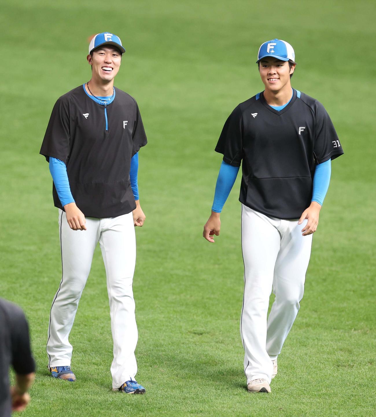 日本ハム対ソフトバンク　練習中、笑顔の福島（左）と柴田（撮影・黒川智章）