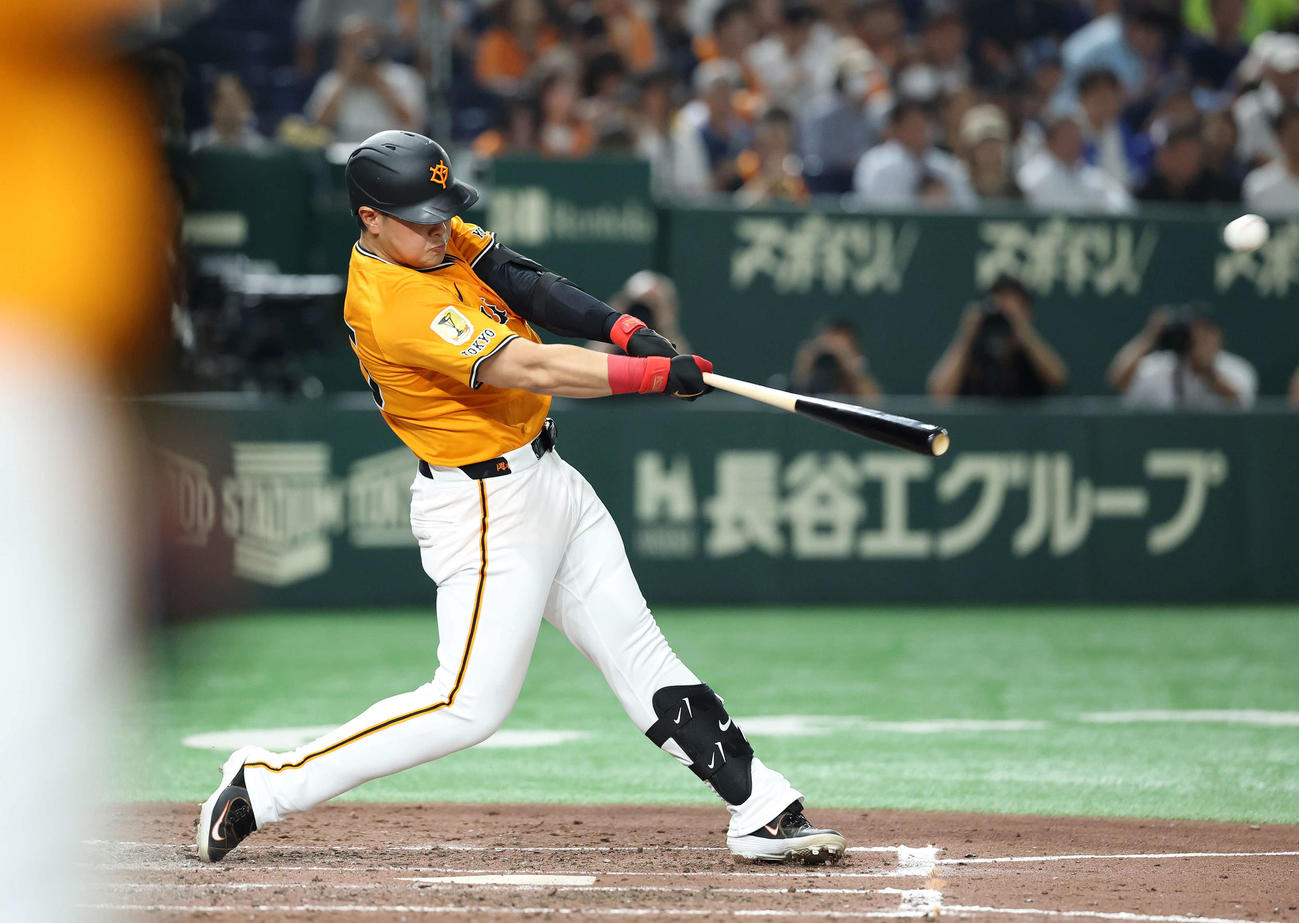 巨人対DeNA 3回裏巨人2死、岡本は左中間ソロ本塁打を放つ（撮影・鈴木正人）