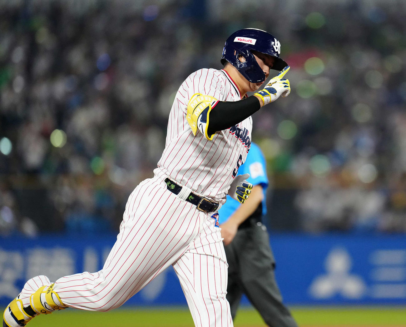 ヤクルト対阪神　4回裏ヤクルト1死、左中間への先制のソロ本塁打を放った村上はダイヤモンドをまわる（撮影・鈴木みどり）