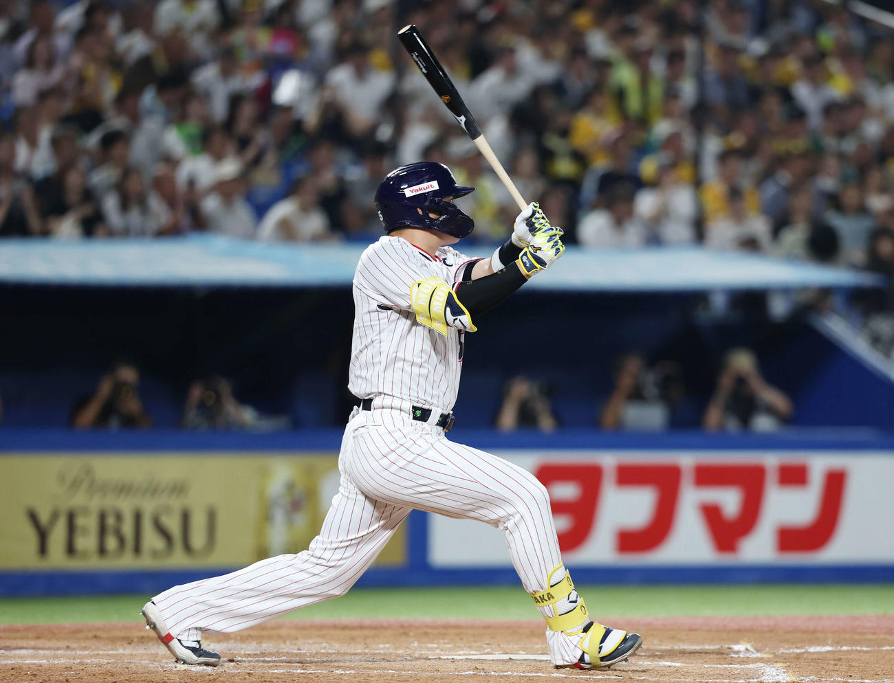 ヤクルト対阪神　4回裏ヤクルト1死、左中間へソロ本塁打を放つ村上（撮影・宮地輝）