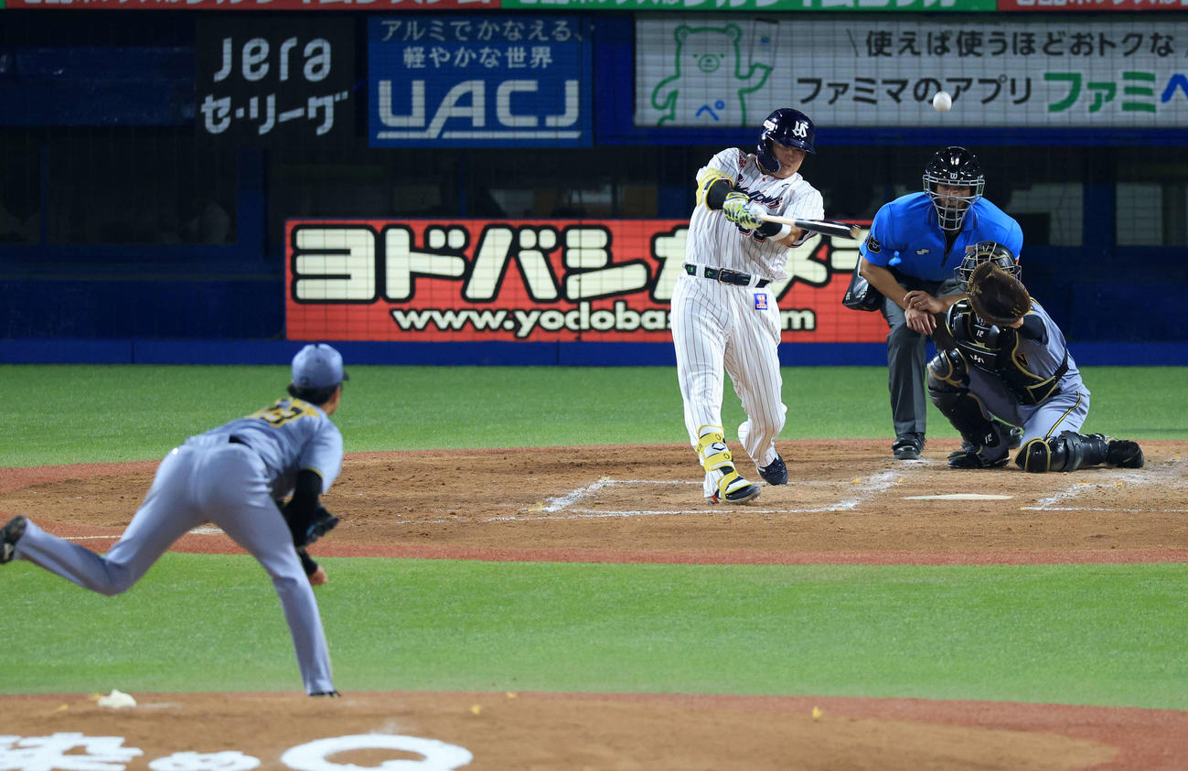 ヤクルト対阪神　4回裏ヤクルト無死、村上はソロ本塁打を放つ。投手高橋（撮影・浅見桂子）