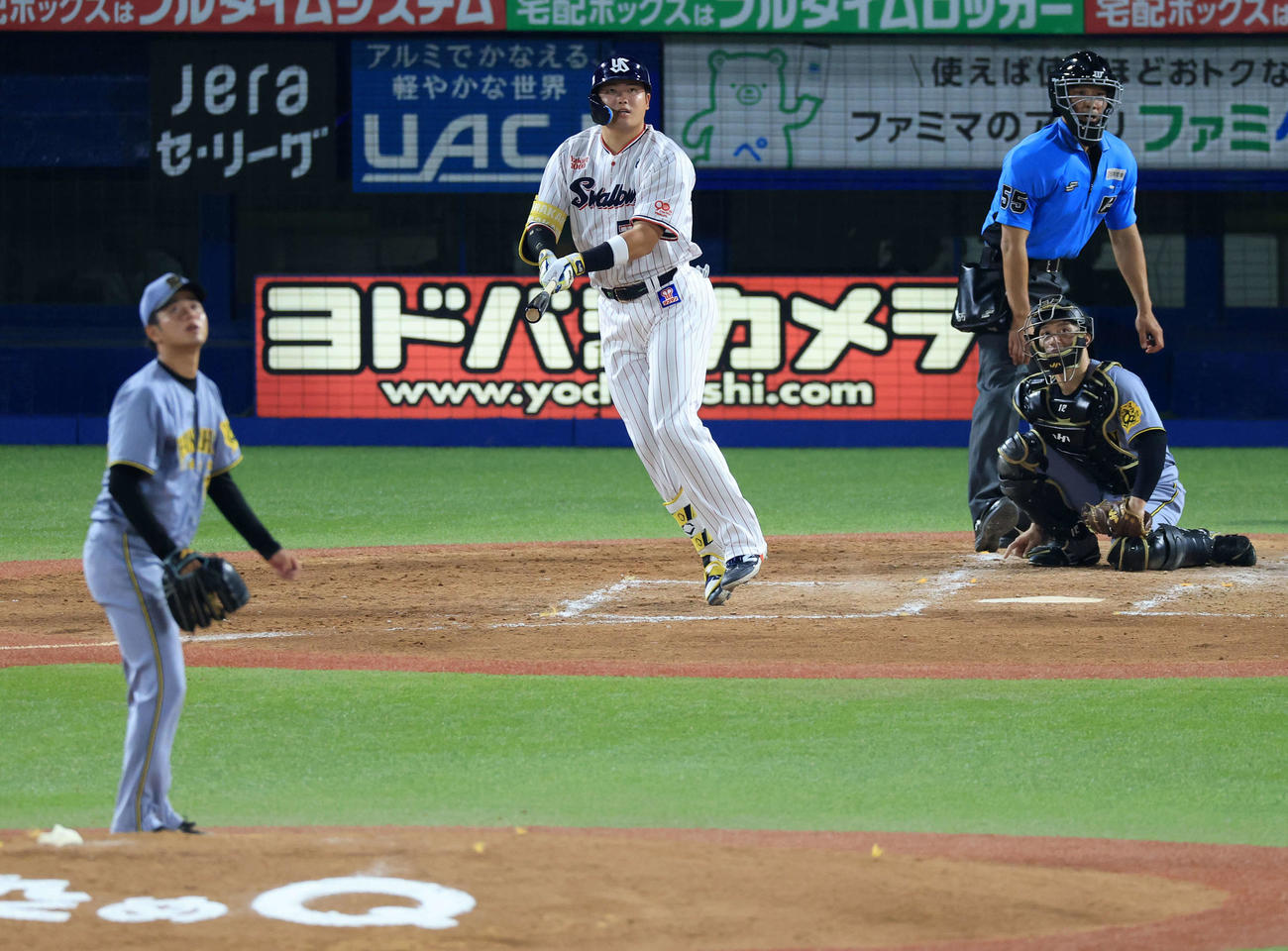 ヤクルト対阪神　4回裏ヤクルト無死、村上はソロ本塁打を放ち小さくジャンプ。投手高橋（撮影・浅見桂子）