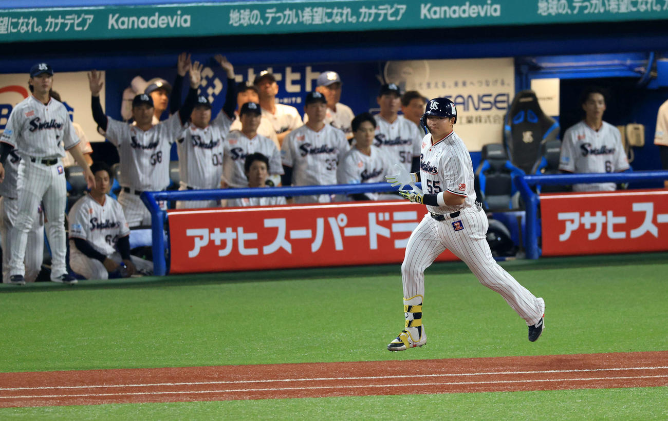 ヤクルト対阪神　4回裏ヤクルト無死、村上はソロ本塁打を放ちゆりかごポーズで一塁に向かう（撮影・浅見桂子）