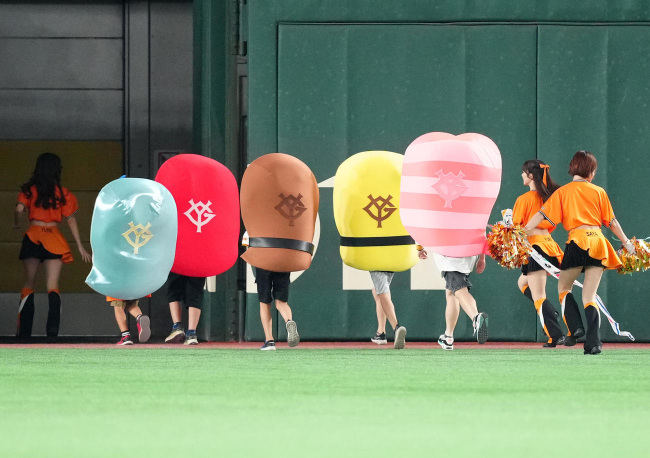 巨人対DeNA 3回裏終了後の「すしレース」はエビが制する（撮影・江口和貴）