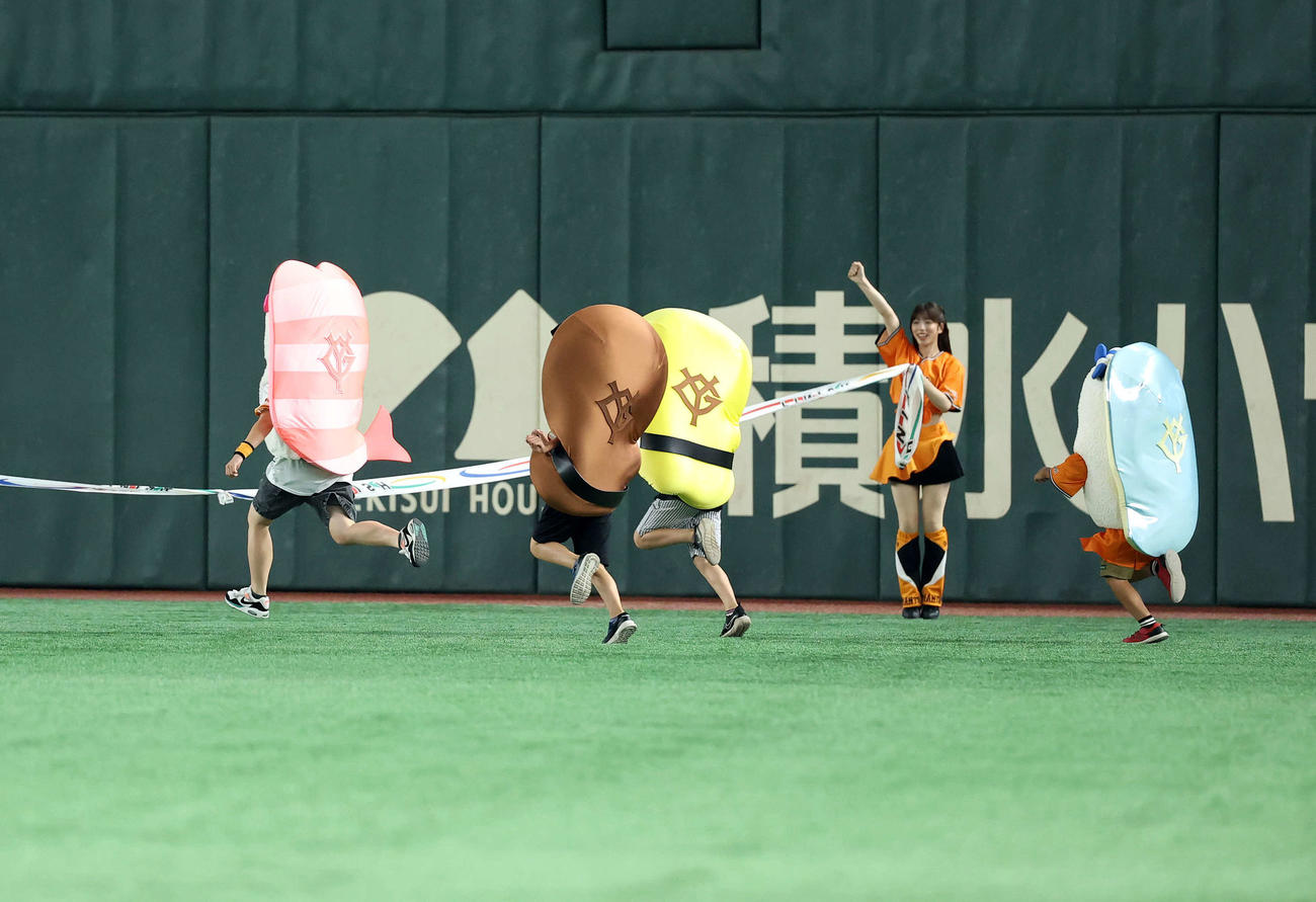 巨人対DeNA 3回が終了して、すしレースは行われた（撮影・鈴木正人）