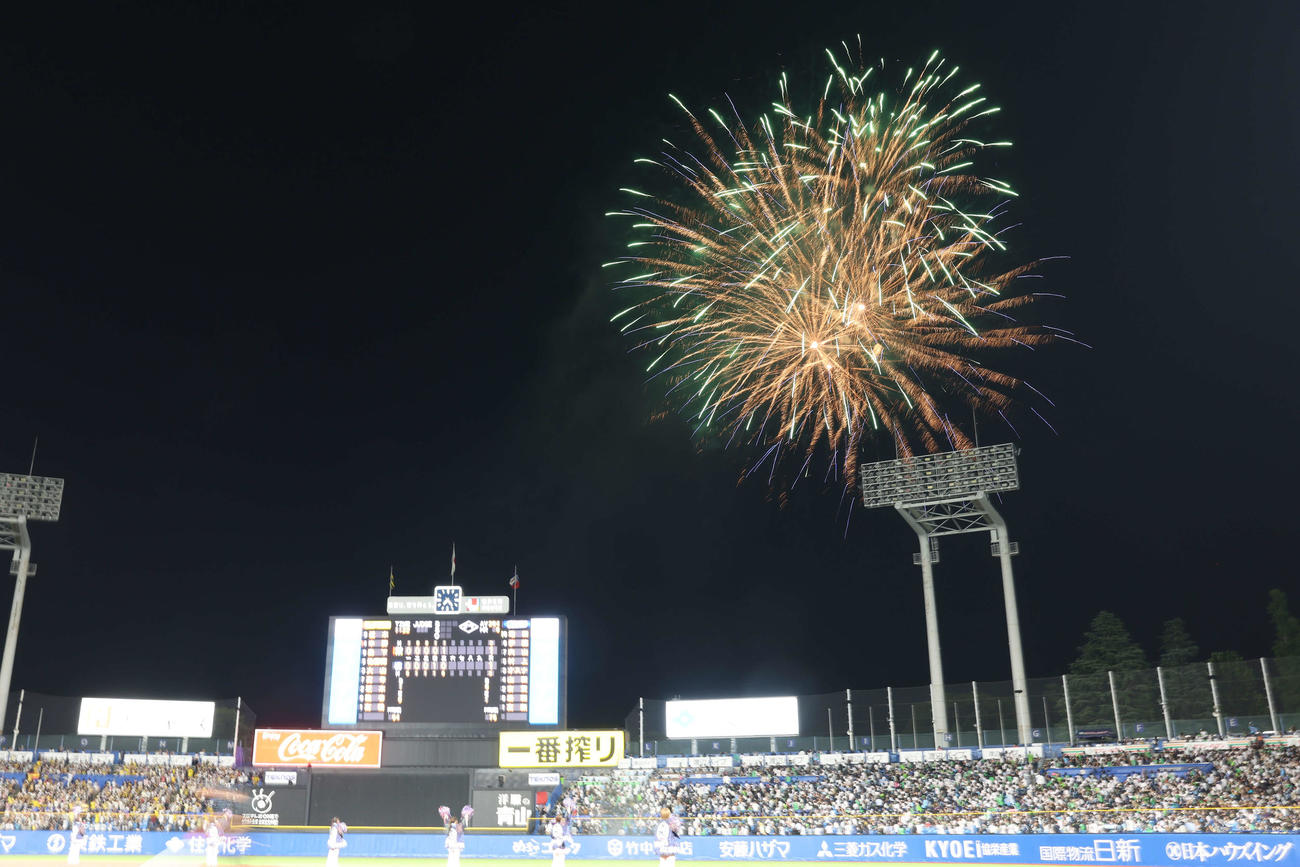 ヤクルト対阪神　5回終わり、神宮球場の夜空に打ち上げられる花火（撮影・宮地輝）