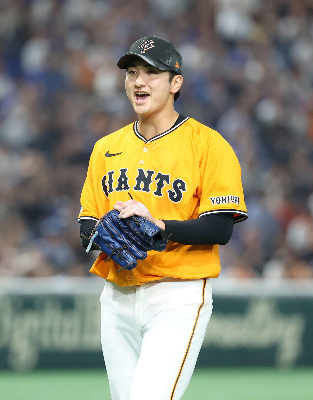 巨人対DeNA 5回表、DeNAの攻撃を抑えベンチに引き揚げる巨人横川（撮影・鈴木正人）