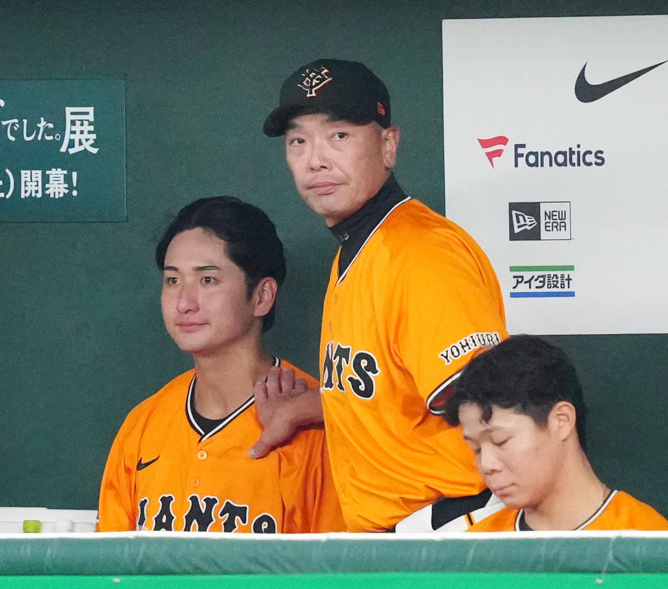 巨人対DeNA 5回裏、代打を送った巨人先発横川（左）をベンチでねぎらう阿部監督（撮影・江口和貴）