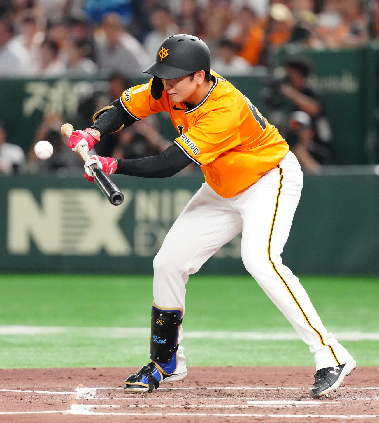 巨人対DeNA 2回裏巨人1死一、二塁、送りバントを決める横川（撮影・江口和貴）