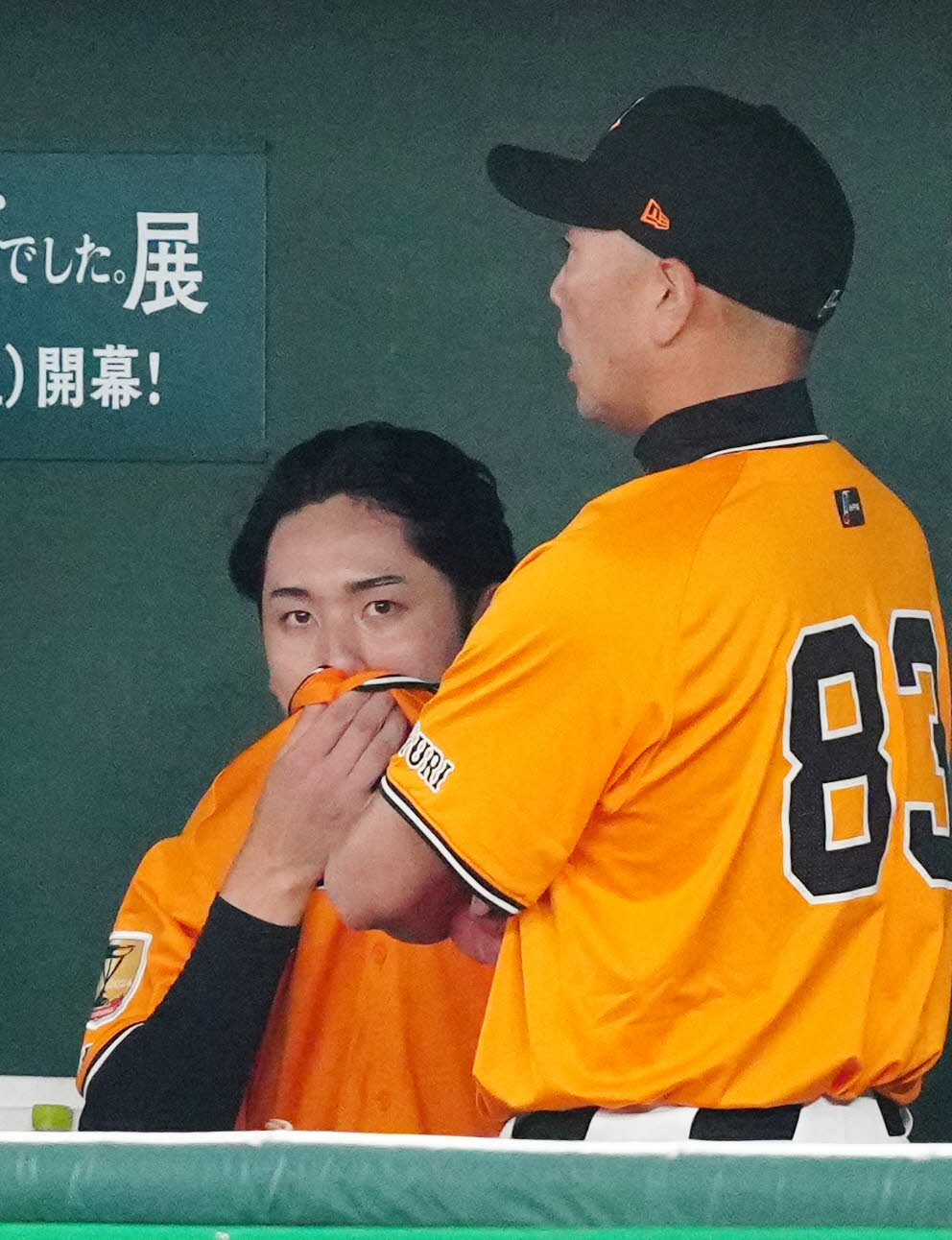 巨人対DeNA 5回裏、巨人阿部監督（右）の話を聞く先発の横川（撮影・江口和貴）