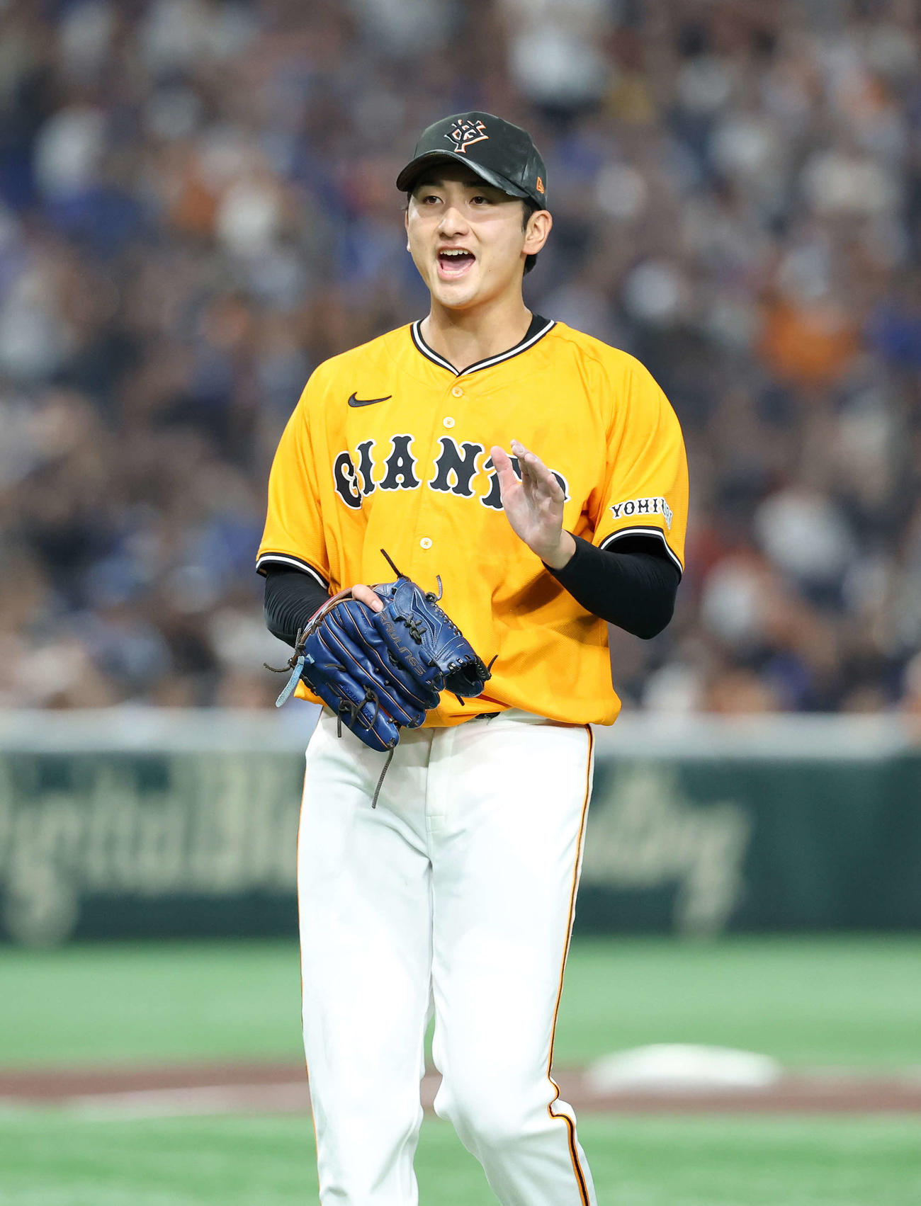 巨人対DeNA 5回表、DeNAの攻撃を抑えベンチに引き揚げる巨人横川（撮影・鈴木正人）