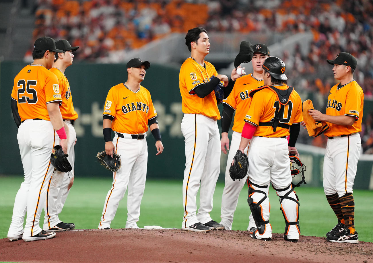 巨人対DeNA 5回表、マウンドに集まった巨人の選手たち。中央は先発の横川（撮影・江口和貴）