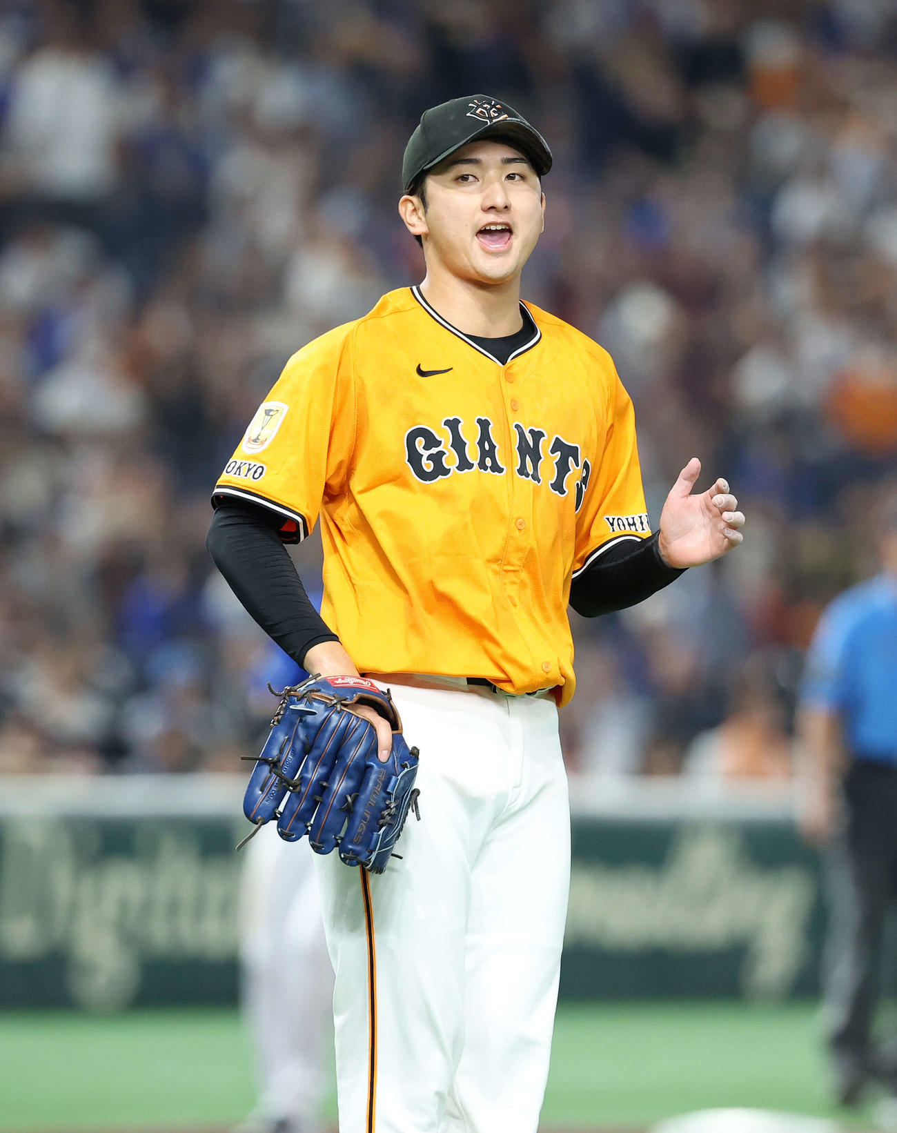 巨人対DeNA 1回表、DeNAの攻撃を抑えベンチに引き揚げる巨人横川（撮影・鈴木正人）