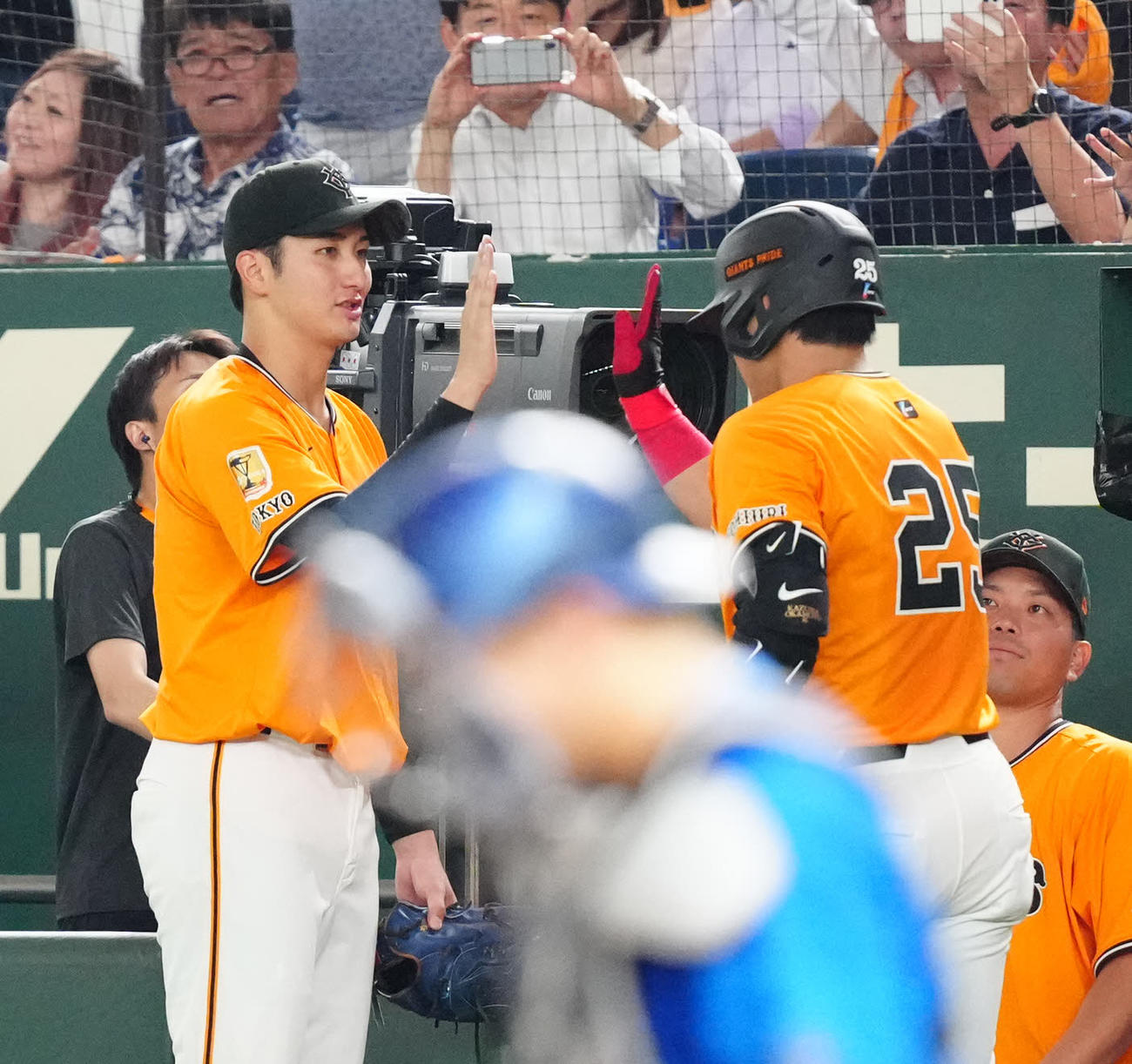 巨人対DeNA 3回裏巨人2死、先制ソロ本塁打を放った岡本（右）とタッチを交わす横川（撮影・江口和貴）