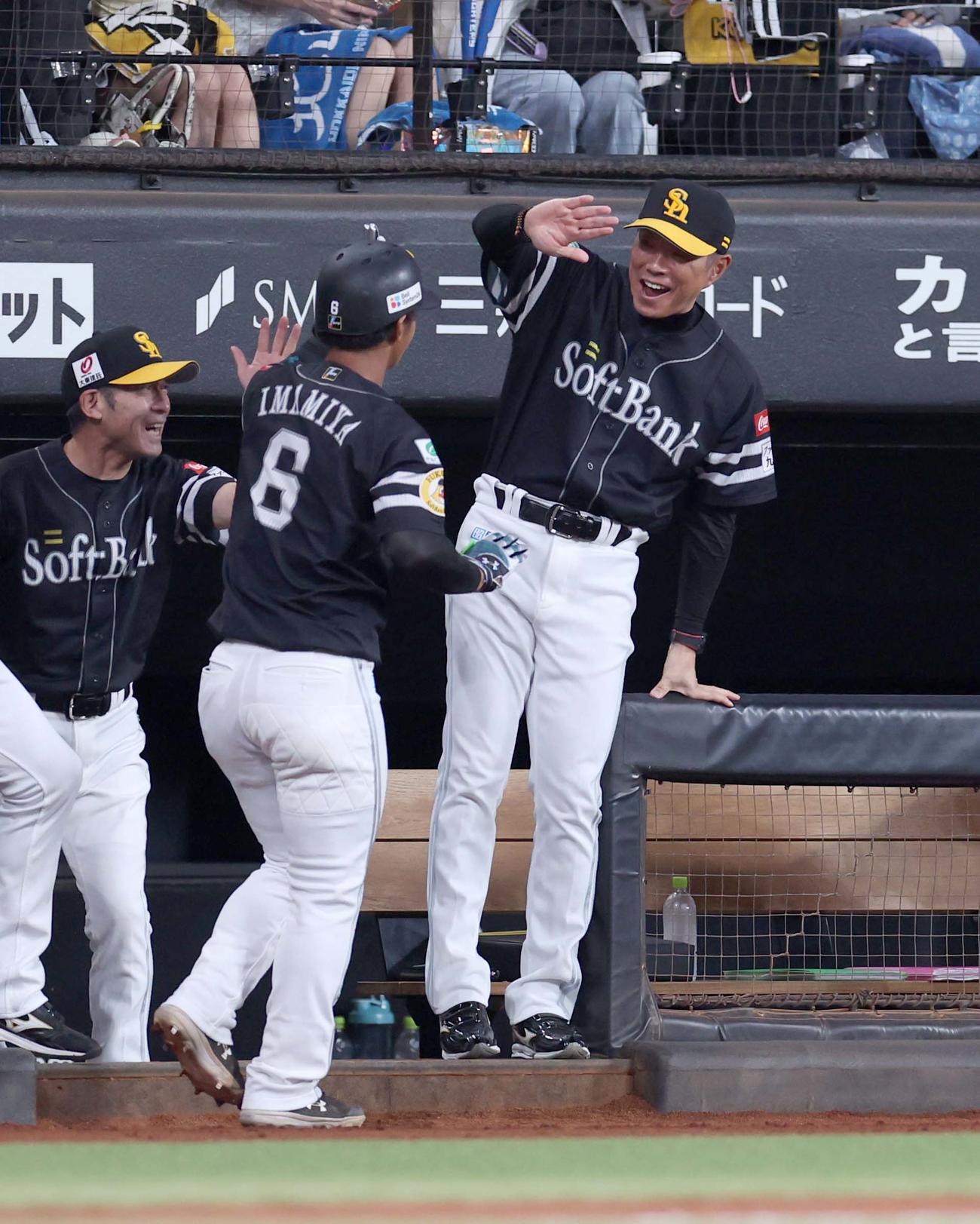 日本ハム対ソフトバンク　2回表、本塁打を放った今宮を出迎える小久保監督（撮影・黒川智章）