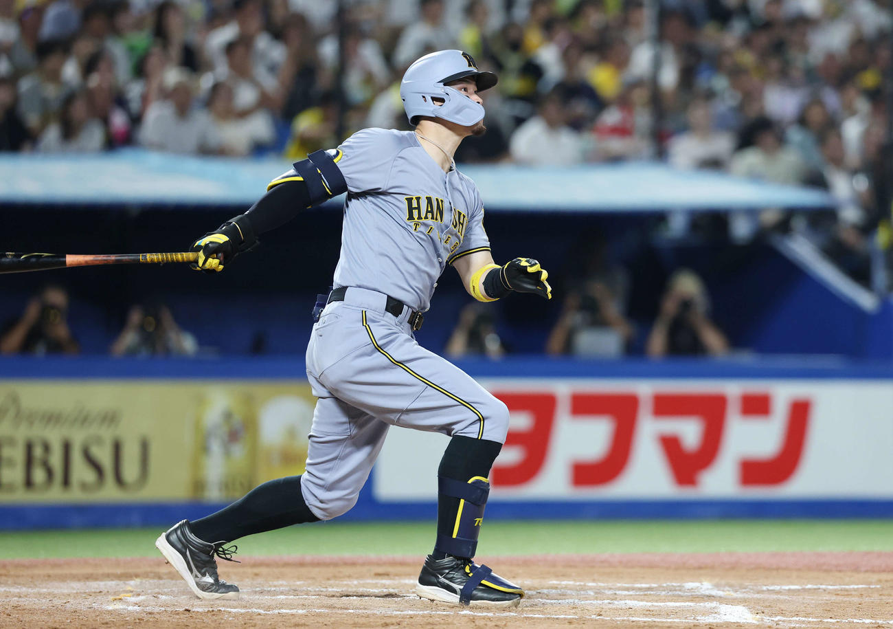 ヤクルト対阪神　8回表阪神2死、ファウルを放つ佐藤輝（撮影・宮地輝）