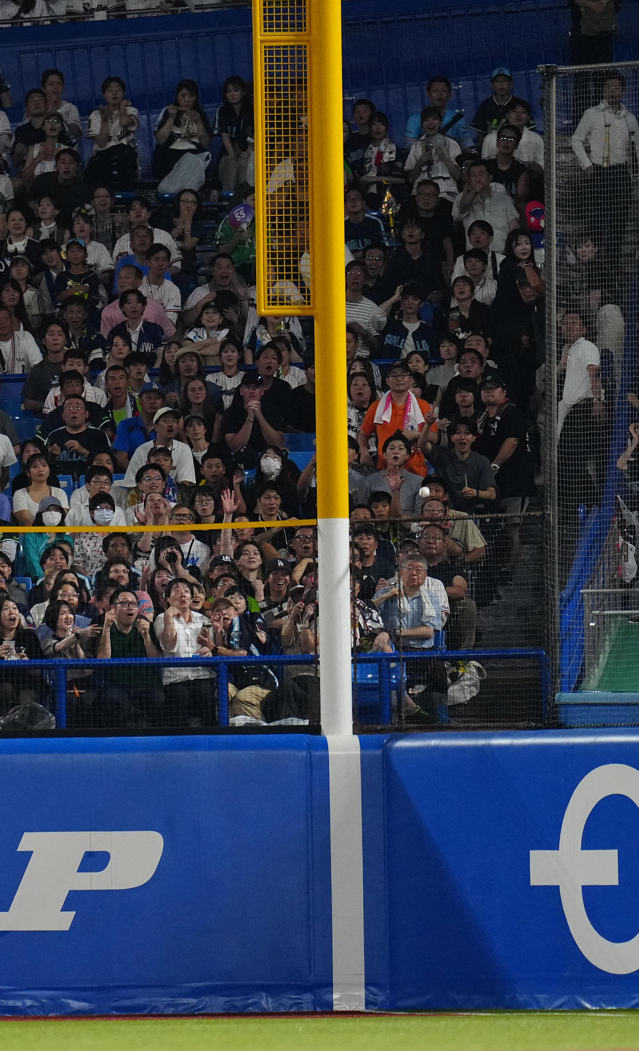ヤクルト対阪神　8回表阪神2死、佐藤輝が放った飛球は右翼ポールより右に落ちファウルとなる（撮影・鈴木みどり）