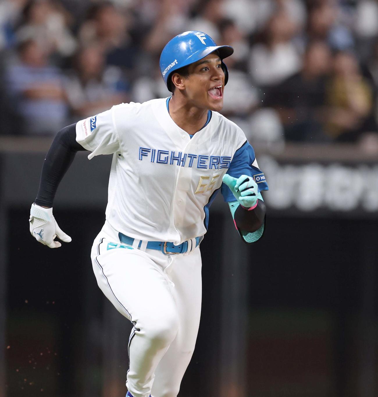 日本ハム対ソフトバンク　7回裏日本ハム無死、右越え本塁打を放ち叫ぶ万波（撮影・黒川智章）