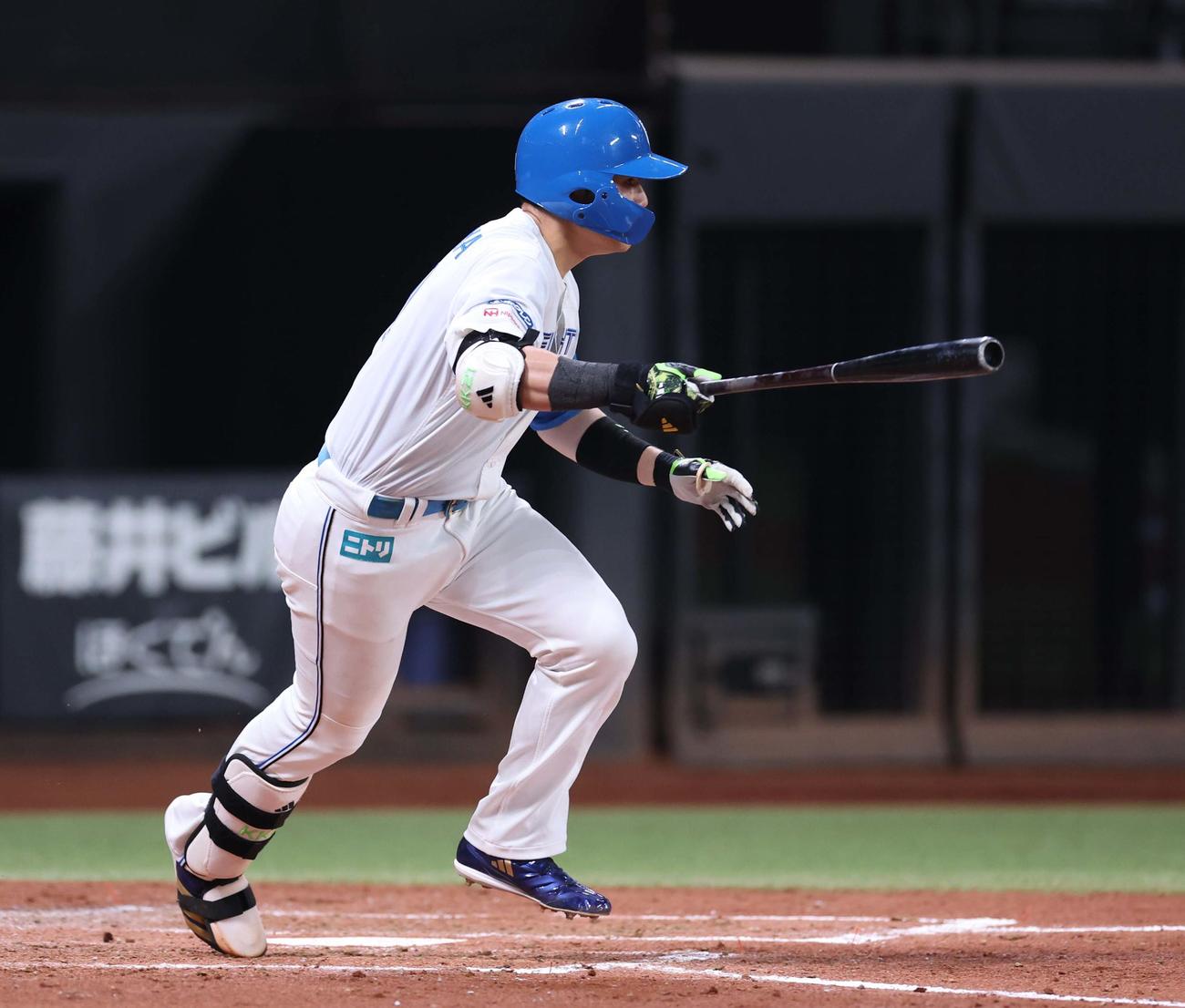 日本ハム対ソフトバンク　3回裏日本ハム2死一、二塁、中前適時打を放つ清宮幸（撮影・黒川智章）