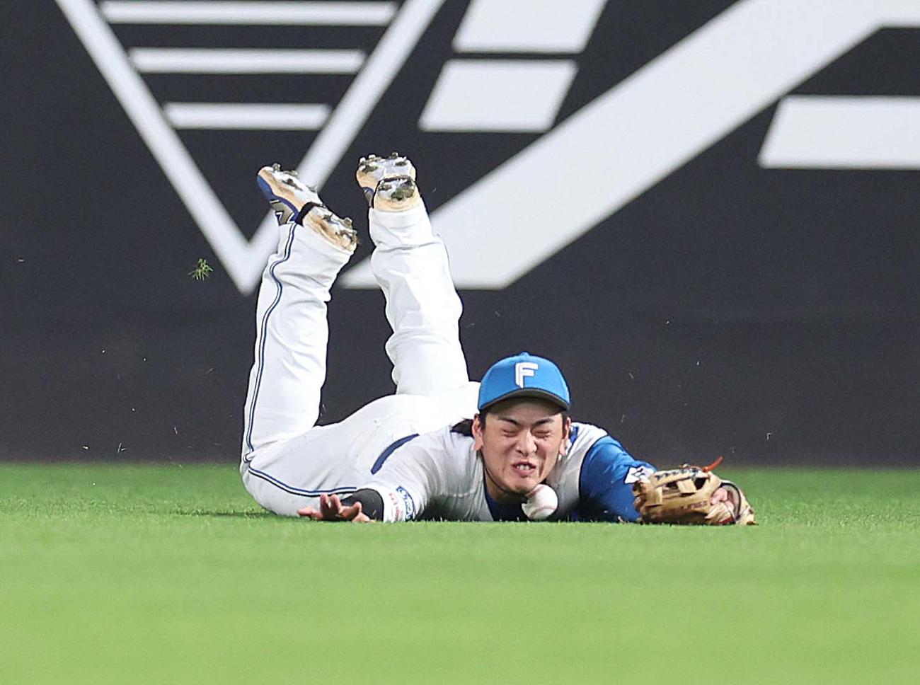 日本ハム対ソフトバンク　6回表ソフトバンク2死三塁、野村は牧原大の打球に飛び込むも届かず（撮影・黒川智章）