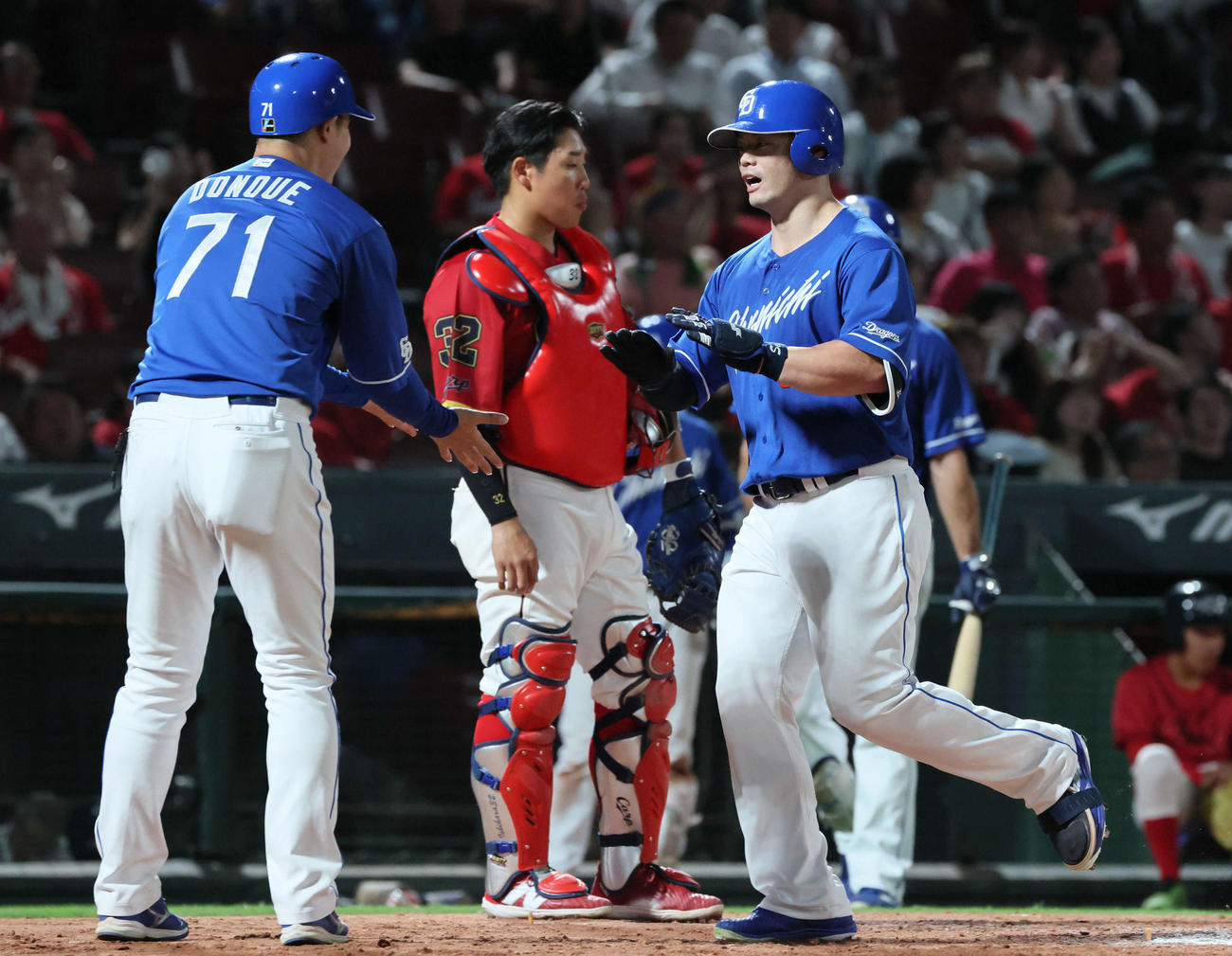 広島対中日　8回表中日1死一塁、細川は逆転の中越え2点本塁打を放つ（撮影・加藤孝規）