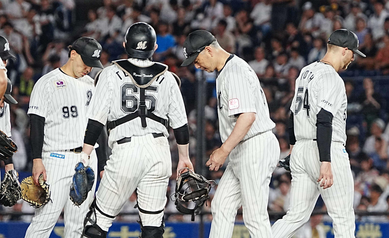 ロッテ対西武　7回表西武1死一、三塁、ロッテ先発のボス（右）は代打平沼に右前適時打を許し降板する（撮影・小沢裕）