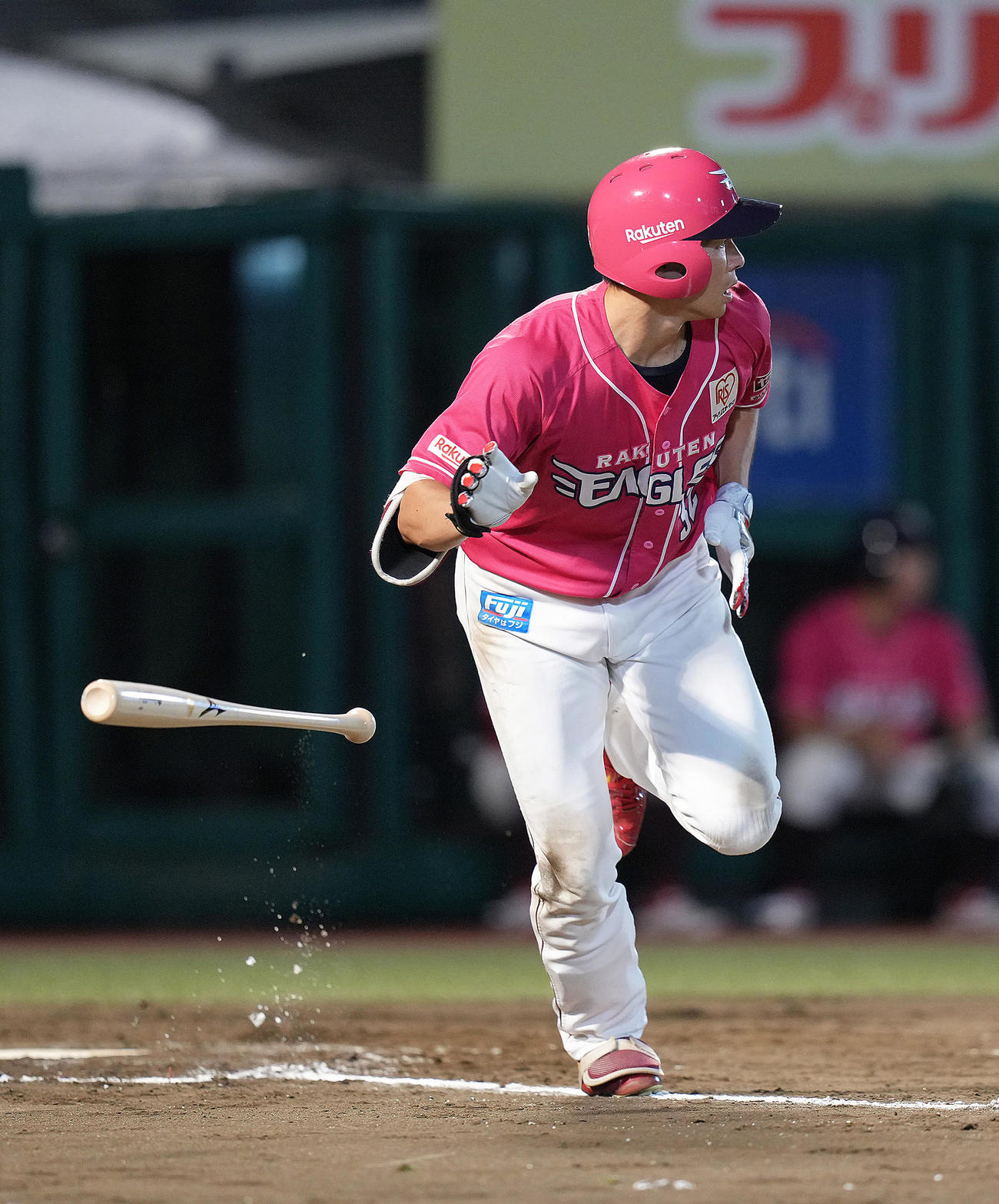 楽天対オリックス　8回裏楽天無死、中島は猛打賞となる左前打を放つ（撮影・足立雅史）