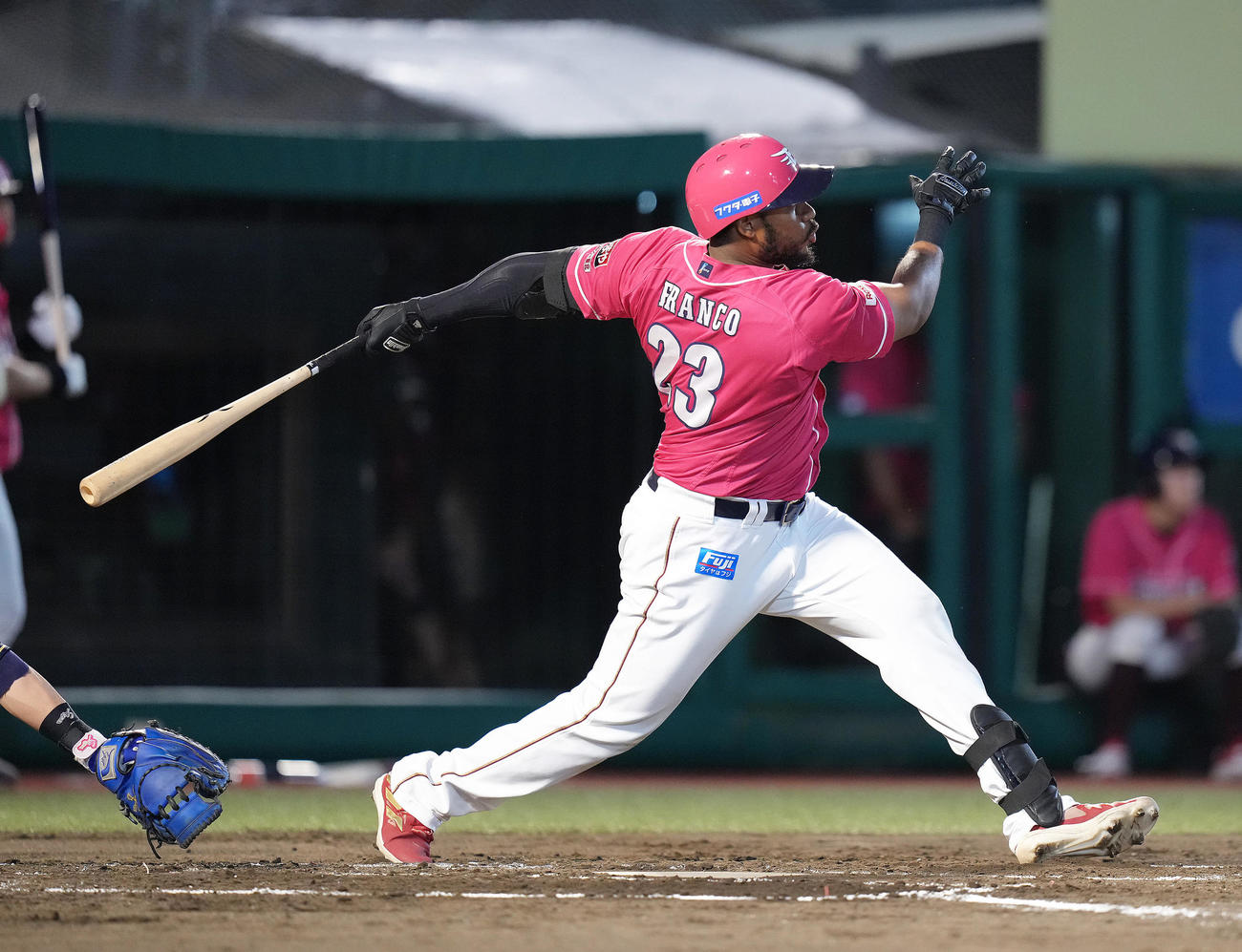楽天対オリックス　2回裏楽天無死一塁、フランコは2点本塁打を放つ（撮影・足立雅史）
