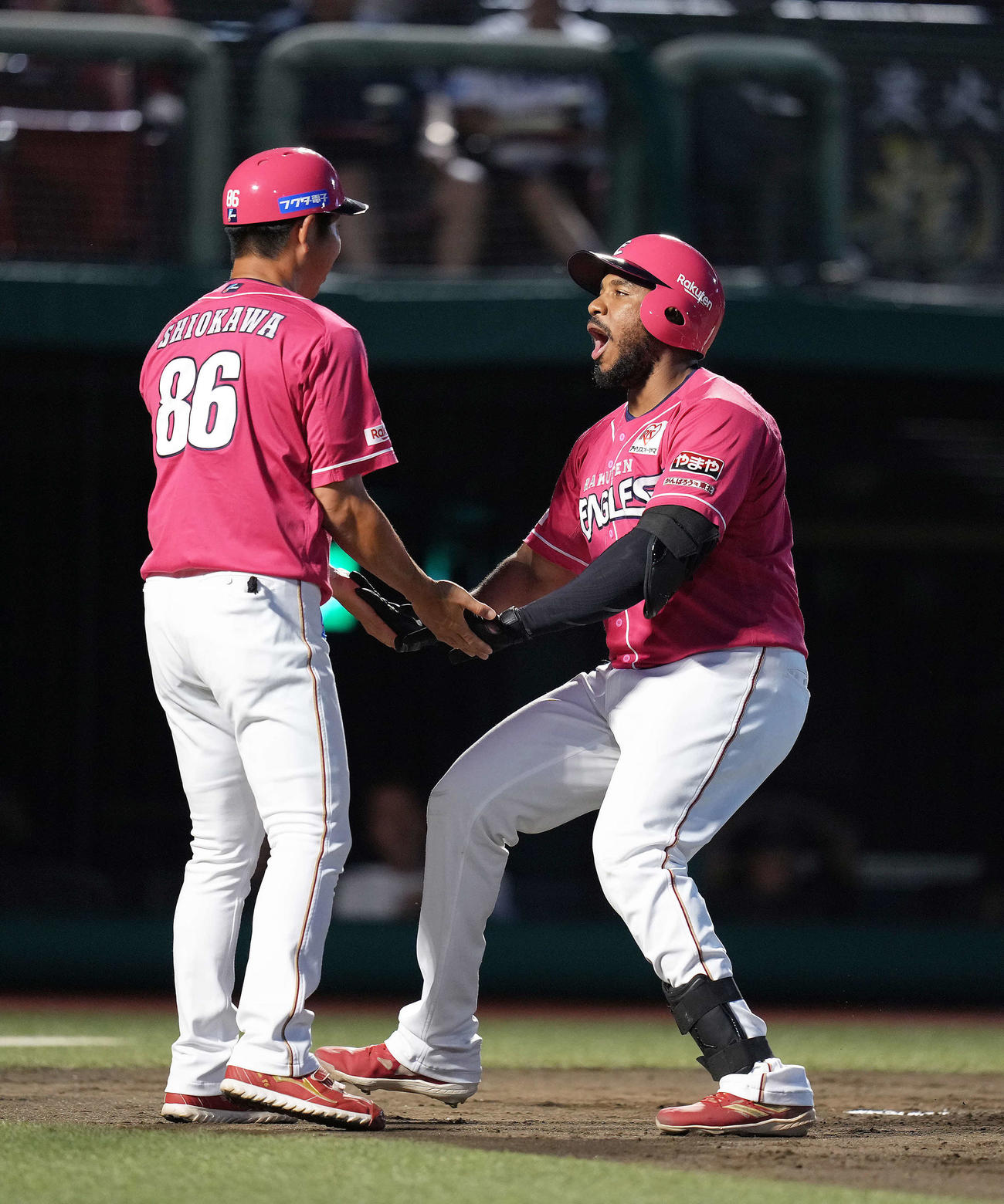 楽天対オリックス　2回裏楽天無死一塁、フランコ（右）は2点本塁打を放ちタッチを交わす（撮影・足立雅史）