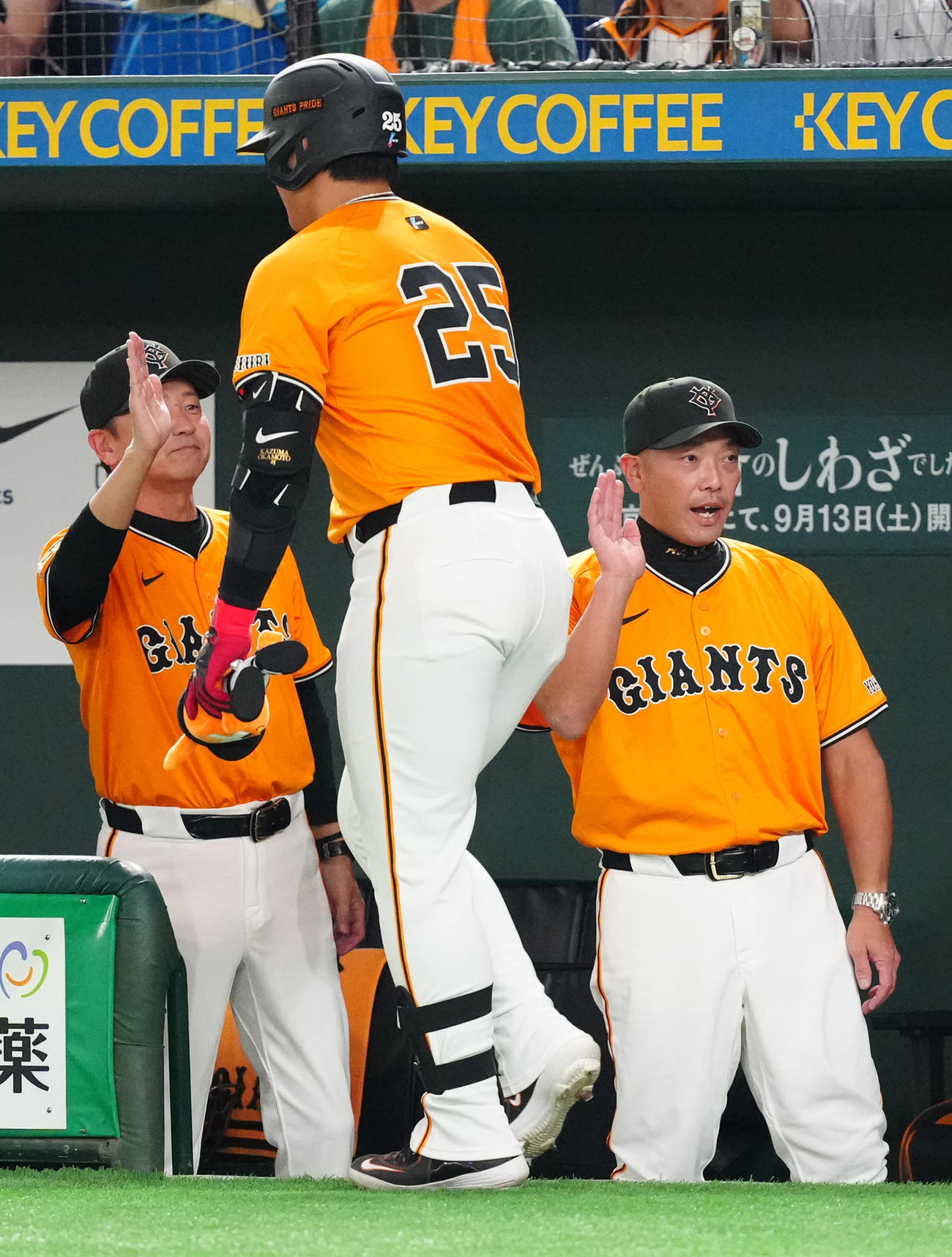 巨人対DeNA 3回裏巨人2死、先制ソロ本塁打を放った岡本（中央）を迎えた阿部監督（右）（撮影・江口和貴）