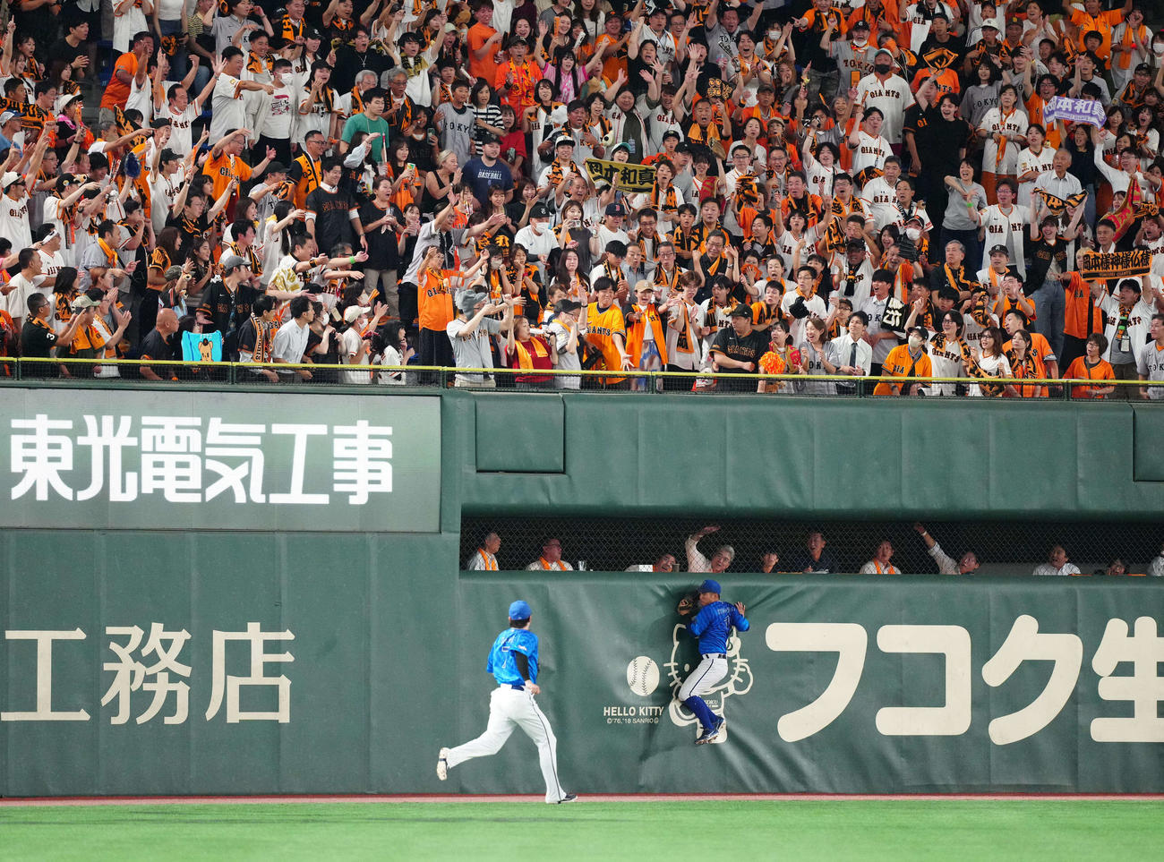 巨人対DeNA 3回裏巨人2死、岡本の先制ソロ本塁打となった打球を見つめたファン（撮影・江口和貴）