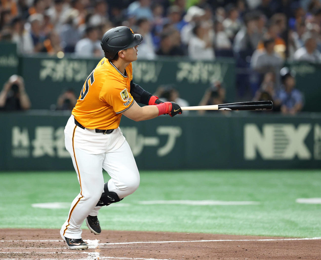 巨人対DeNA 3回裏巨人2死、岡本は左中間ソロ本塁打を放つ（撮影・鈴木正人）