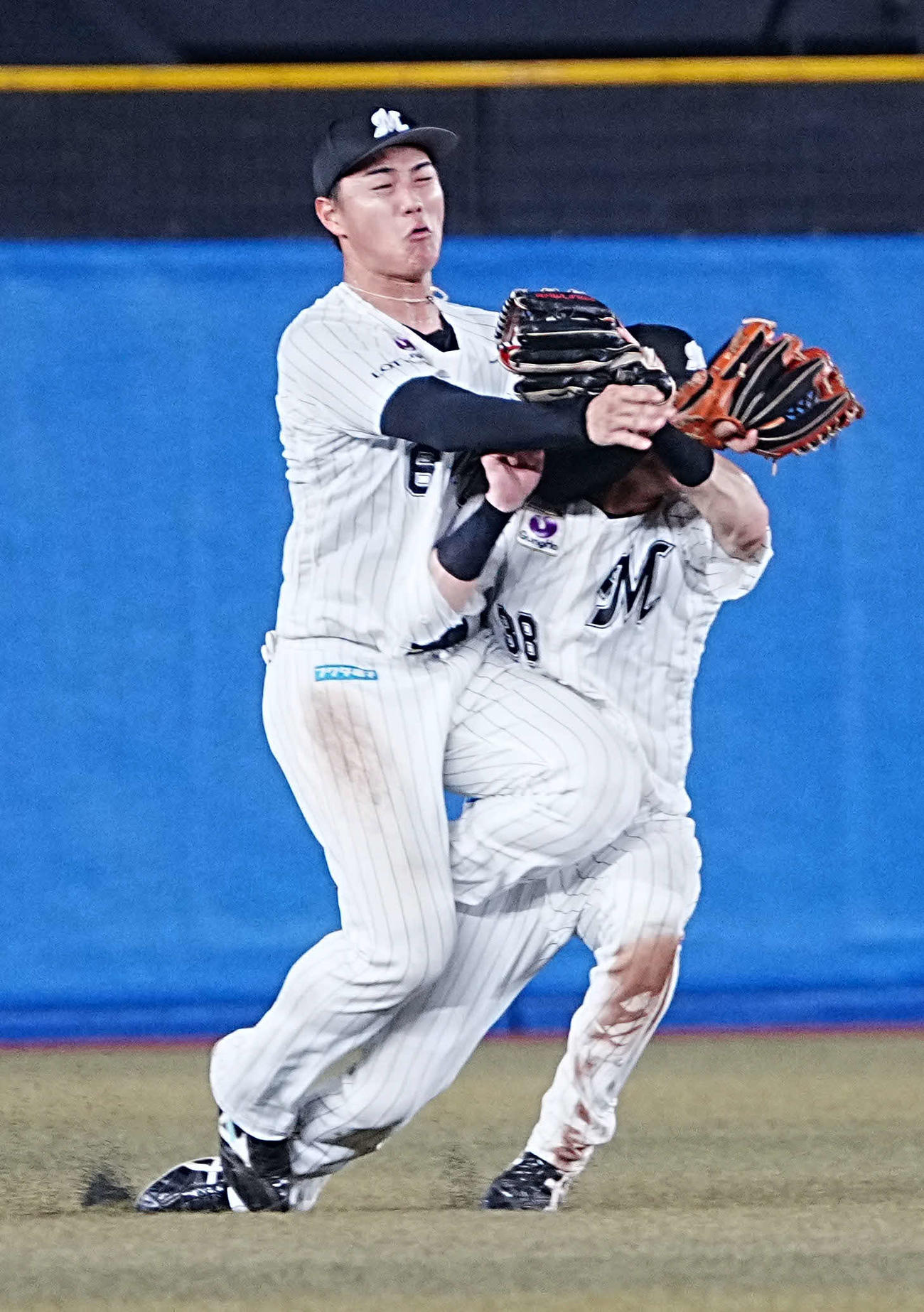 ロッテ対西武　5回表西武2死二塁、ロッテロッテ西川左翼手（左）と高部中堅手は源田の打球をめぐり交錯するも大事には至らず（記録は中飛）（撮影・小沢裕）