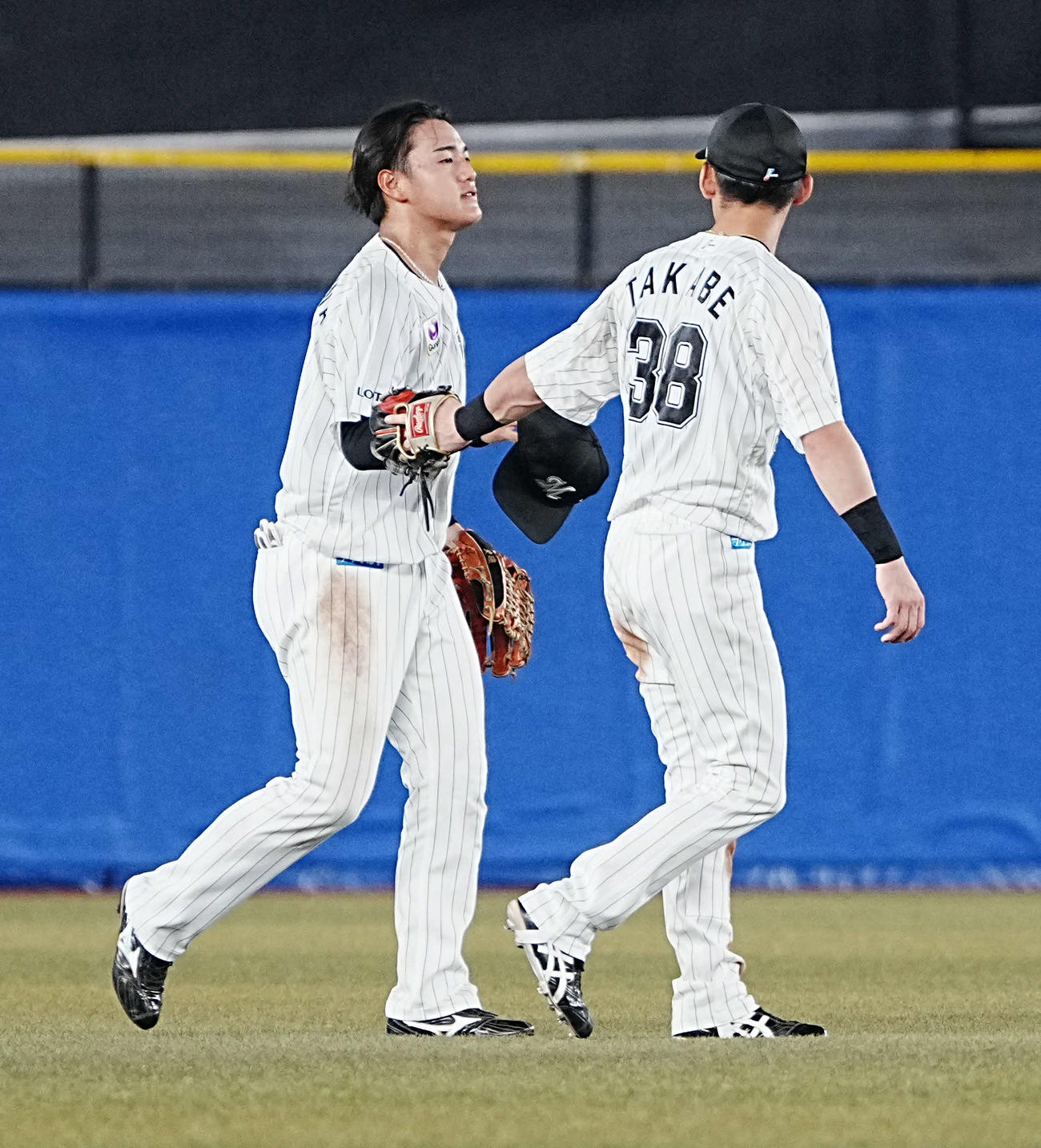 ロッテ対西武　5回表西武2死二塁、ロッテロッテ西川左翼手（左）と高部中堅手は源田の打球をめぐり交錯するも大事には至らず（記録は中飛）（撮影・小沢裕）