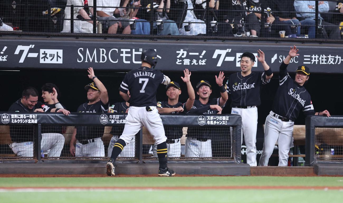 日本ハム対ソフトバンク　2回表、本塁打を放った中村を出迎えるナイン（撮影・黒川智章）