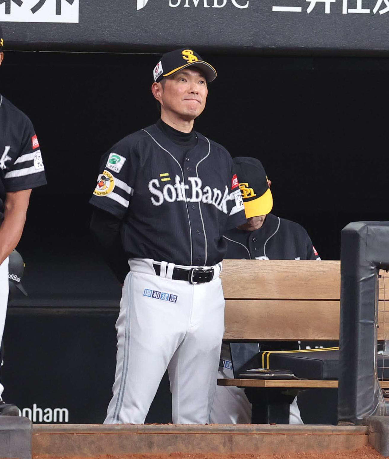 日本ハム対ソフトバンク　ベンチで渋い表情の小久保監督（撮影・黒川智章）