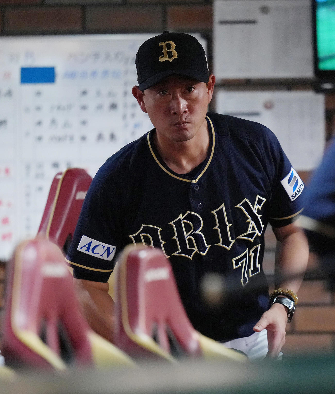 楽天対オリックス　選手交代を告げ、ベンチに戻るオリックス岸田監督（撮影・足立雅史）