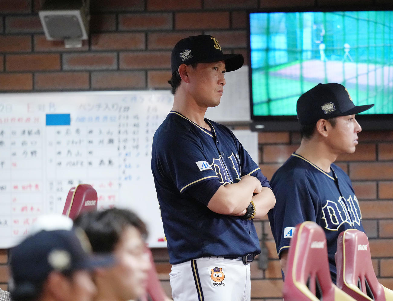 戦況を見つめるオリックス岸田監督（左）（撮影・足立雅史）