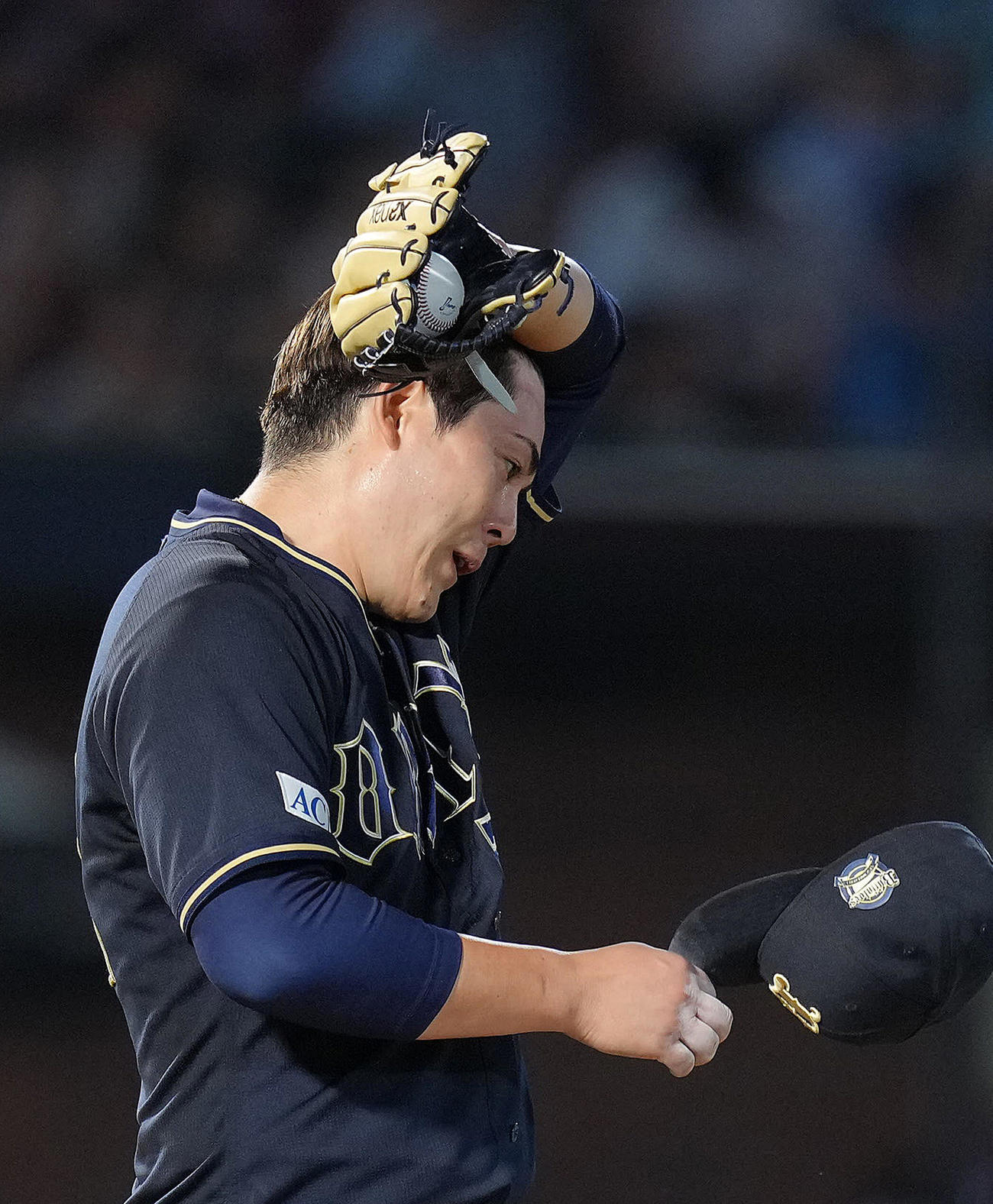 楽天対オリックス　5回、マウンドで汗を拭うオリックス九里（撮影・足立雅史）