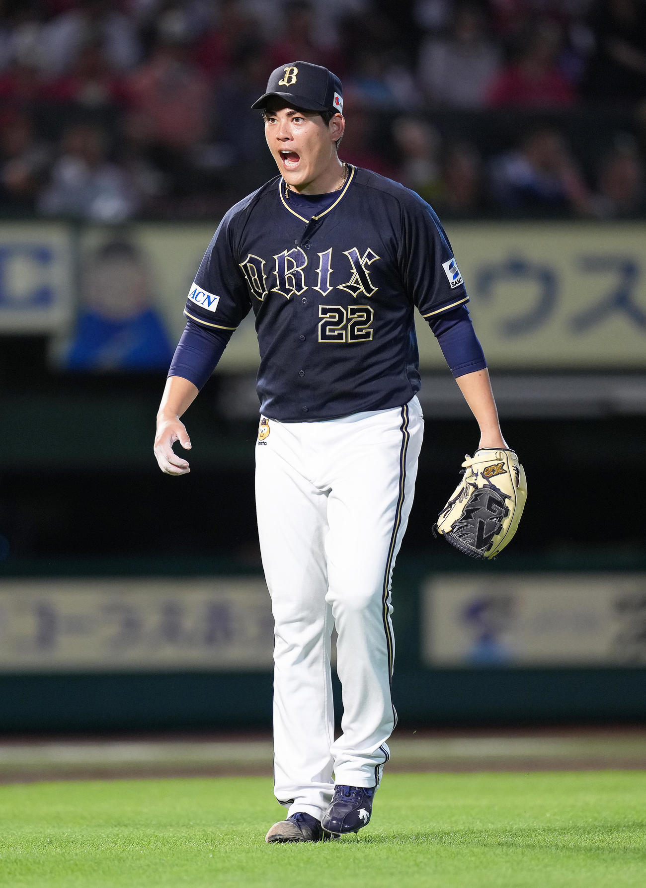 楽天対オリックス　5回裏楽天2死一、三塁、渡辺佳を三飛に仕留め雄たけびを上げる九里（撮影・足立雅史）