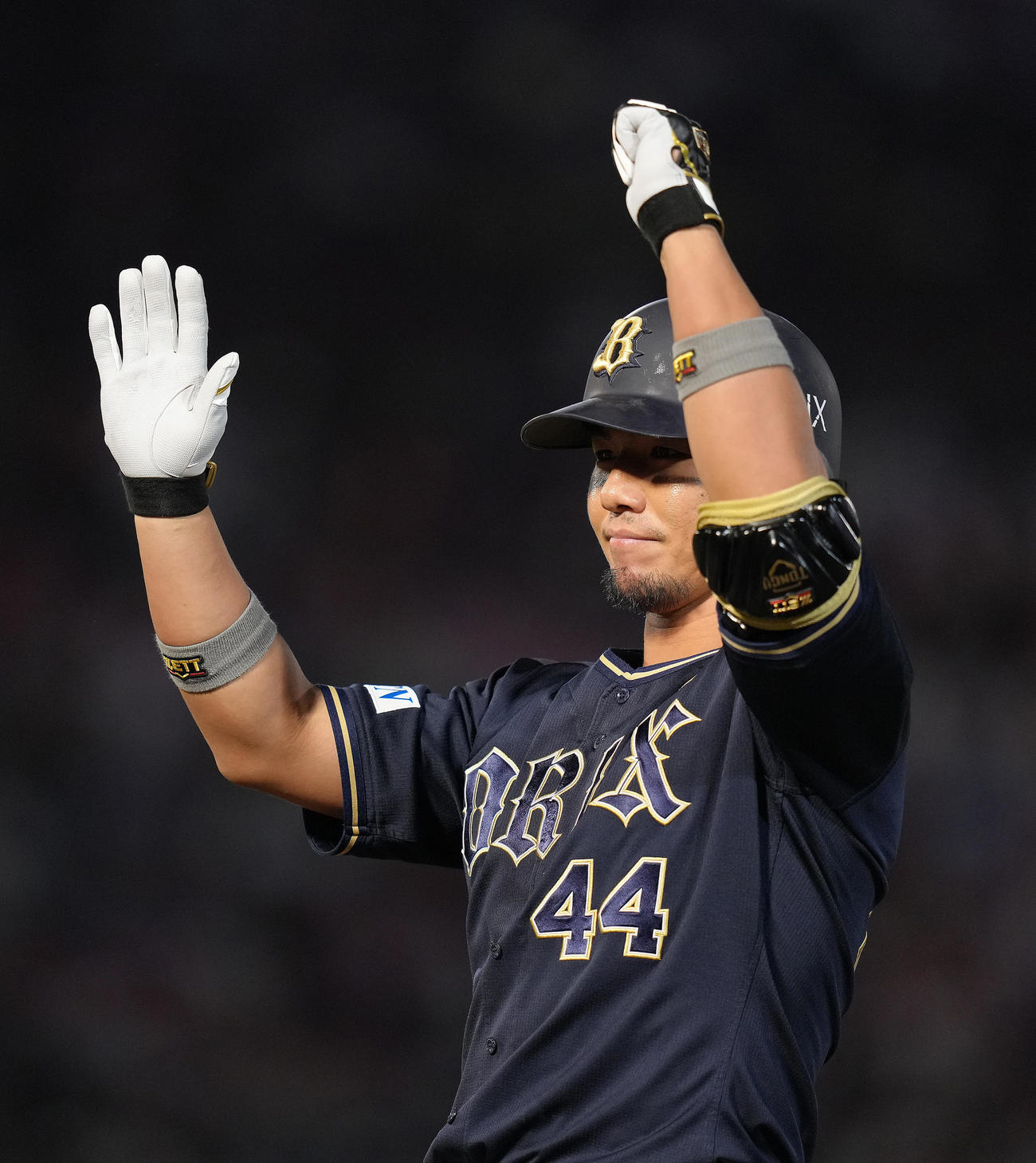 楽天対オリックス　6回表オリックス1死満塁、頓宮は右前適時打を放ちガッツポーズ（撮影・足立雅史）
