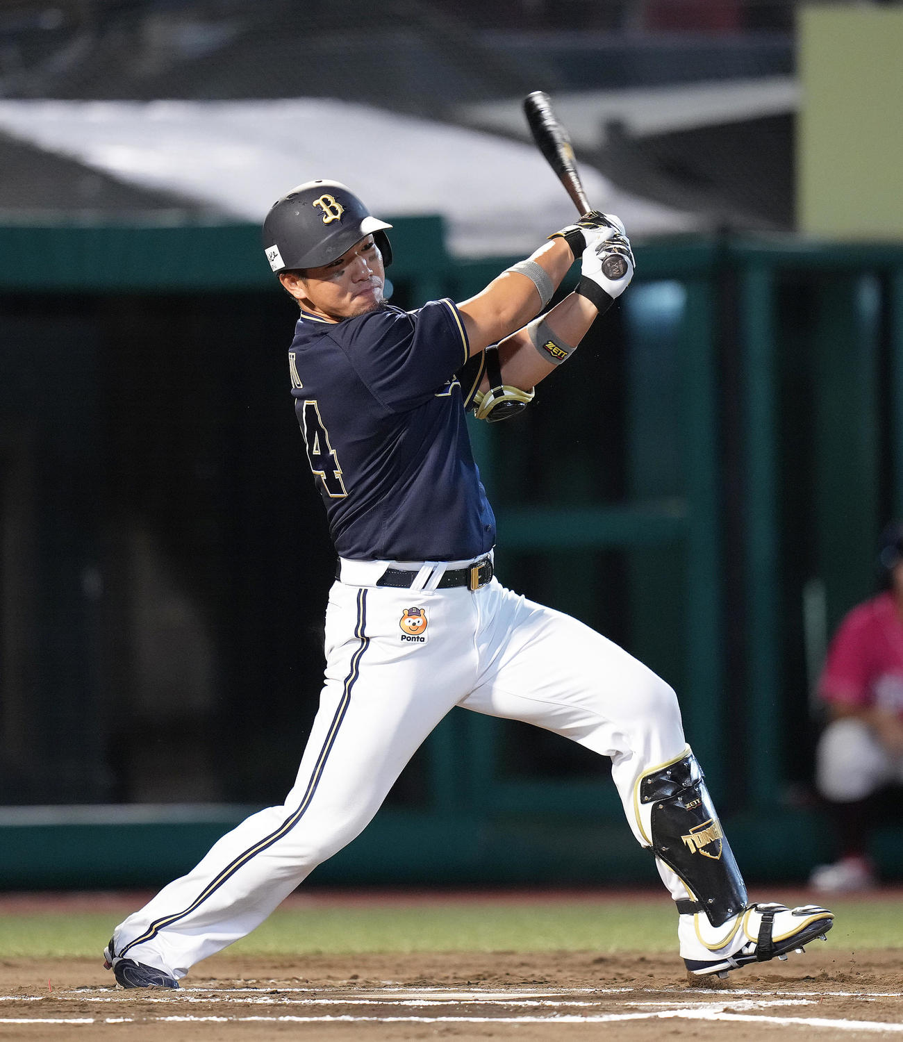 楽天対オリックス　6回表オリックス1死満塁、頓宮は右前適時打を放つ（撮影・足立雅史）