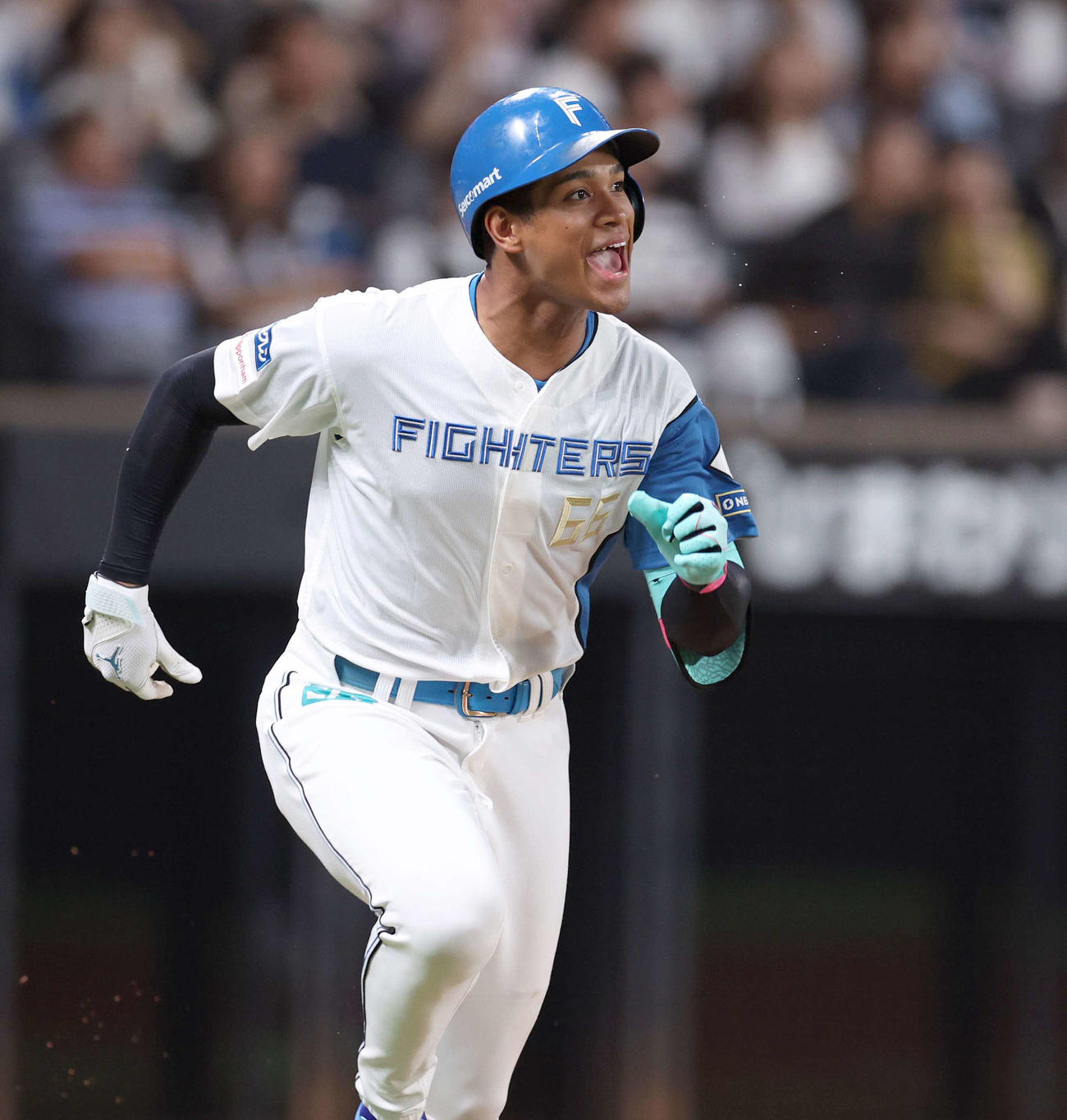 日本ハム対ソフトバンク　7回裏日本ハム無死、右越え本塁打を放ち叫ぶ万波（撮影・黒川智章）