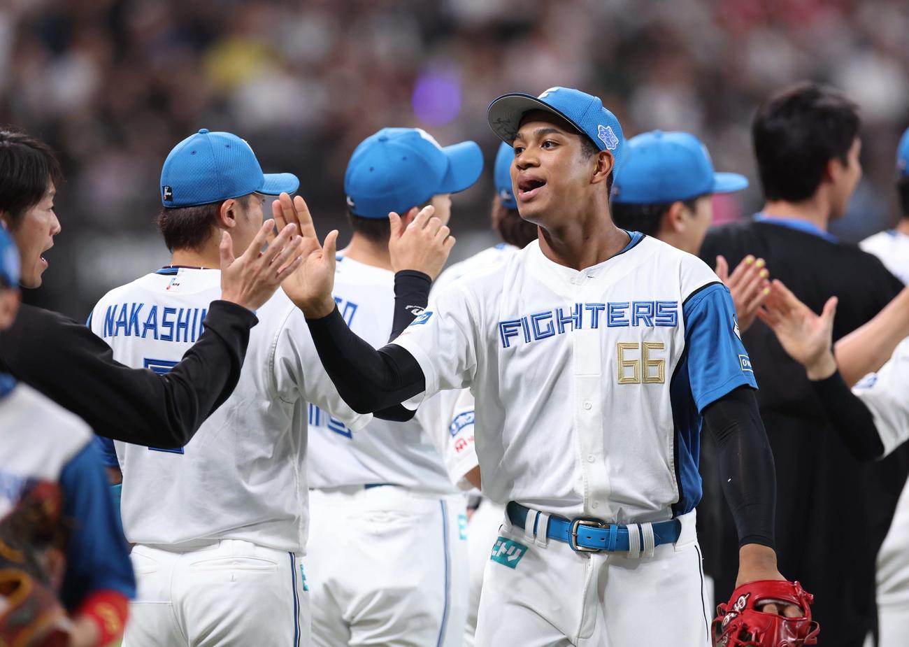 日本ハム対ソフトバンク　試合後、ナインとタッチする万波（撮影・黒川智章）