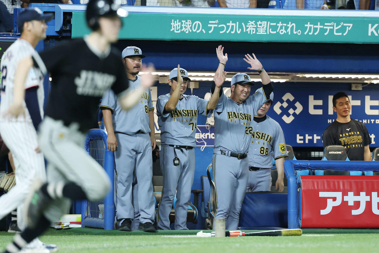 ヤクルト対阪神　10回表阪神1死満塁、熊谷が中前2点適時打を放ち喜ぶ藤川監督（右から3人目）ら（撮影・宮地輝）