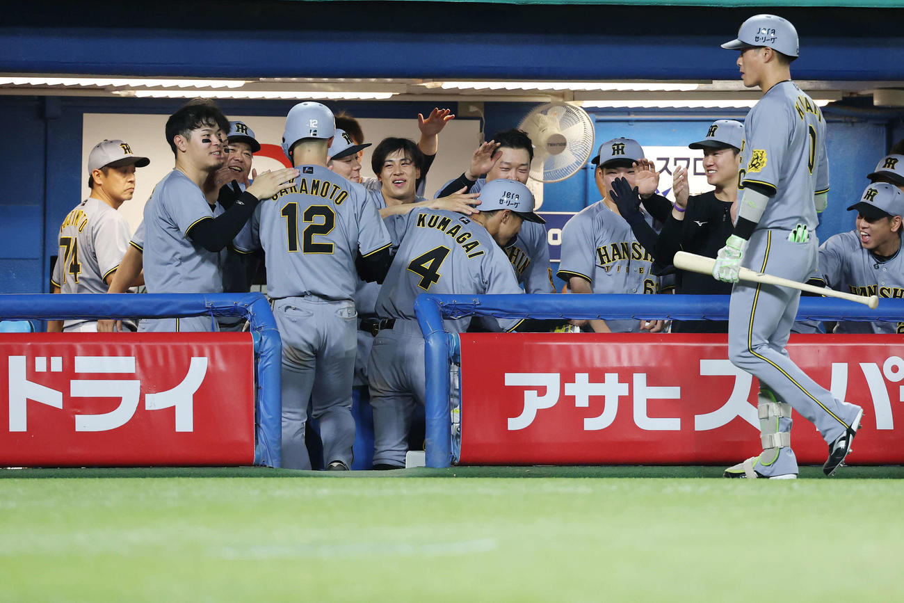 ヤクルト対阪神　10回表阪神1死満塁、中前2点適時打を放った熊谷（中央）を笑顔で迎えるチームメートたち（撮影・宮地輝）