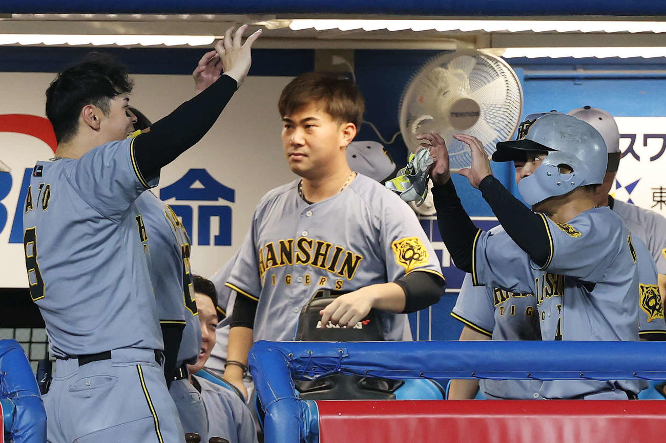 ヤクルト対阪神　10回表阪神1死満塁、中前2点適時打を放ち佐藤輝（左）と喜ぶ熊谷（撮影・宮地輝）