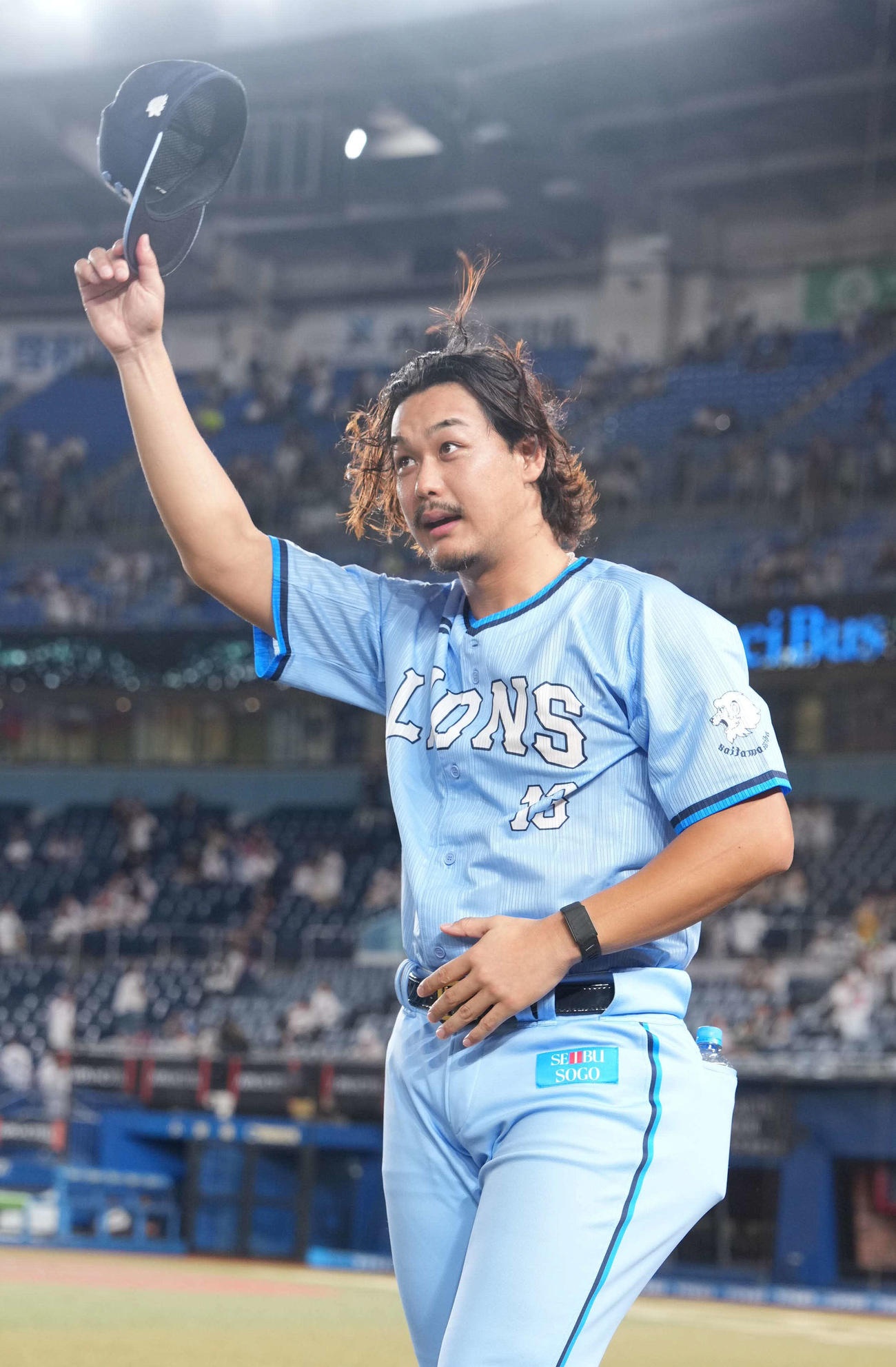 ロッテ対西武　今季5勝目を挙げファンの声援に応える西武高橋（撮影・小沢裕）