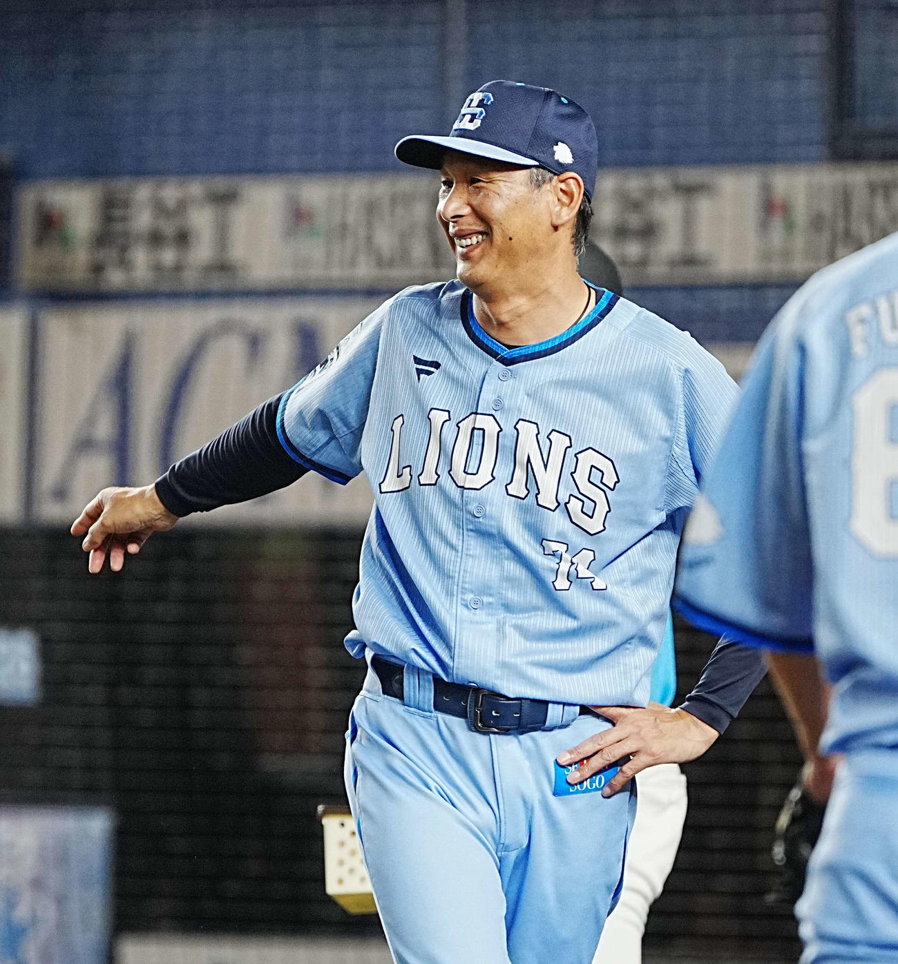 ロッテ対西武　選手交代を告げベンチへ引き揚げる西武西口監督（撮影・小沢裕）