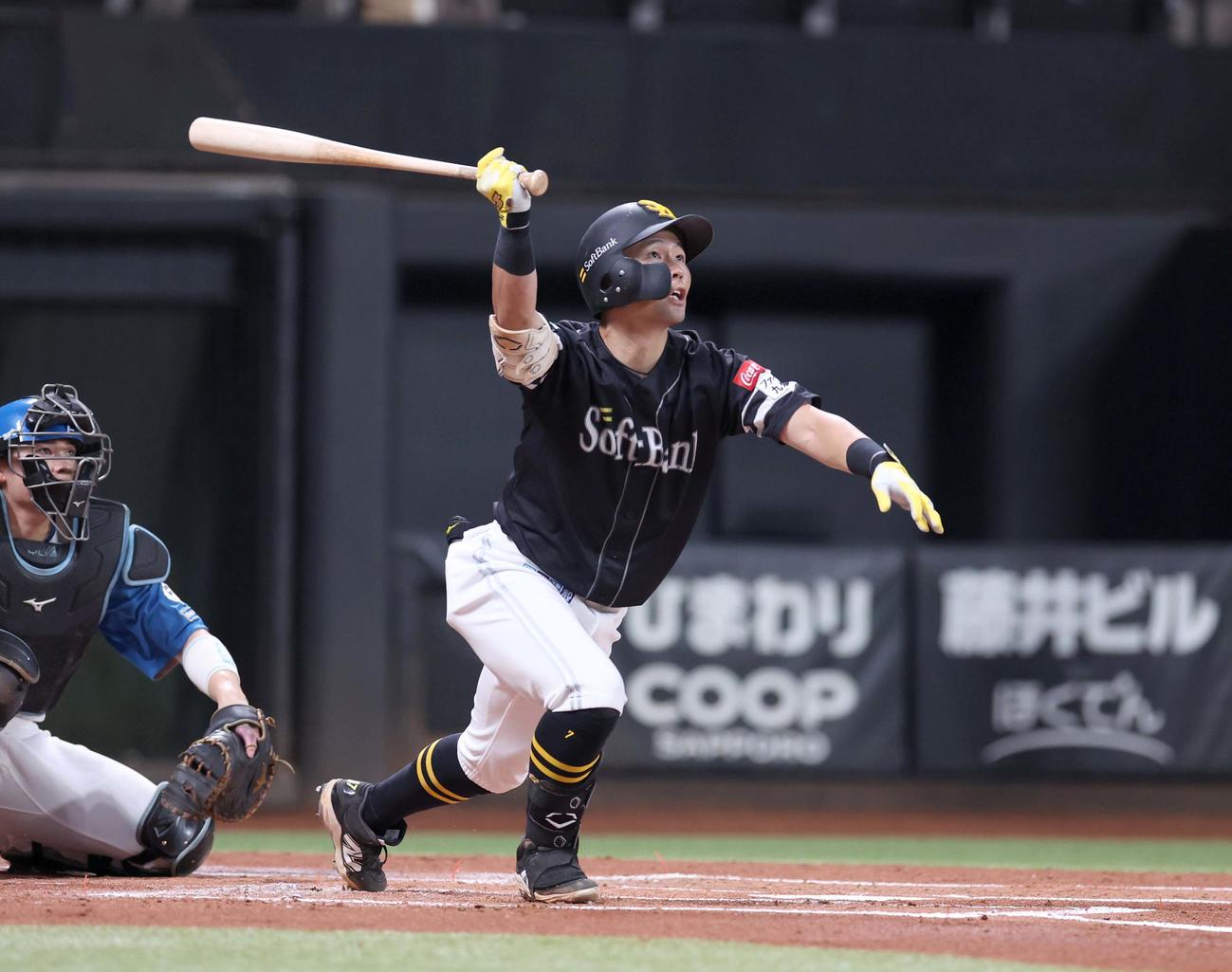 日本ハム対ソフトバンク　2回表ソフトバンク1死、右越え本塁打を放つ中村（撮影・黒川智章）